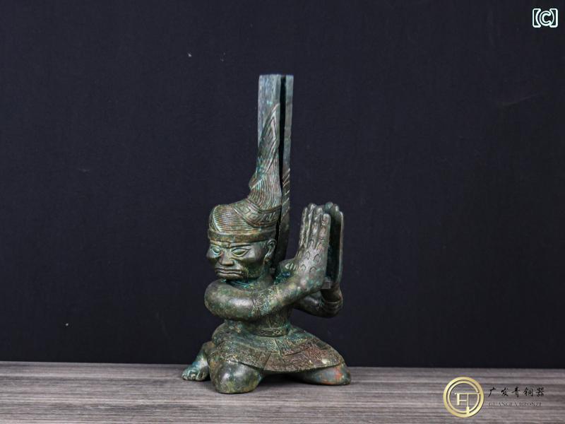 アンティーク　雑貨　飾り 三星 堆の アンティークブロンズ 装飾品 頭を 向けた 人物 ひざまずく 鳥の 笏を 持つ ブロンズ像 鳳凰 鳥神 直 立像