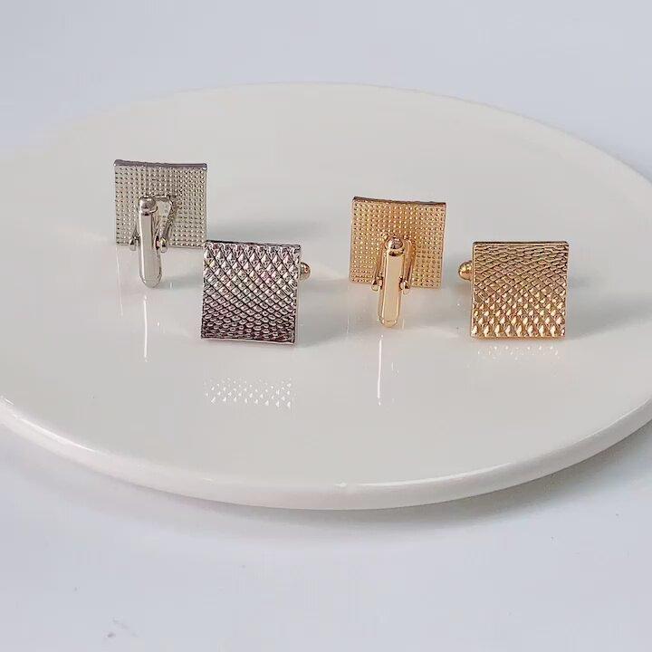 カフスボタン メンズ 男性用 紳士用 ワイシャツ用 ビジネス用 フォーマル 礼装用 シンプル 合金製 スーツ用 袖口ボタン 留め具 アクセサリー シルバーカラー スタイリッシュ おしゃれ 無地 デザイン 小物 飾り ビジネスマン 社会人 オフィスカジュア
