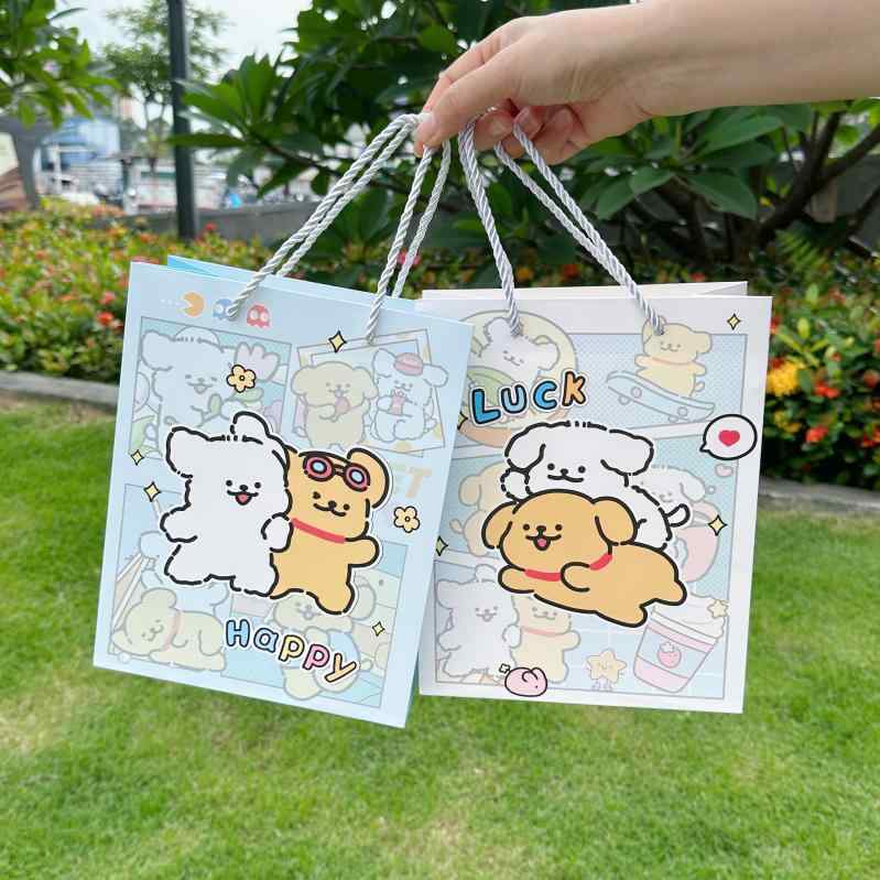 手提げ袋 レディース ギフトバッグ 収納袋 鞄 買い物バッグ 小物入れ 贈り物 お菓子入れ ラッピング袋 マチ付き 大容量 軽量 丈夫 手提げ おしゃれ カジュアル デザイン 収納力抜群 持ち運び便利 通勤 通学 お出かけ用 普段使い 日用品 雑貨 整理