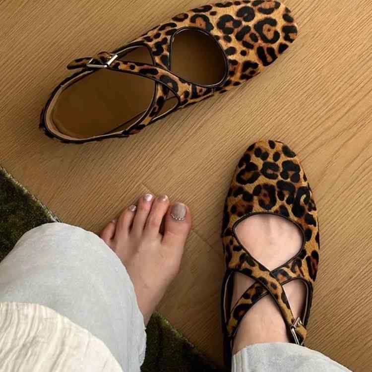 バレエ シューズ レディース ヒョウ 柄 2025 春夏 クロス ストラップ ソフト ボトム シープスキン フラット バレエ メリージェーン シングル シューズ レディースおばあちゃん