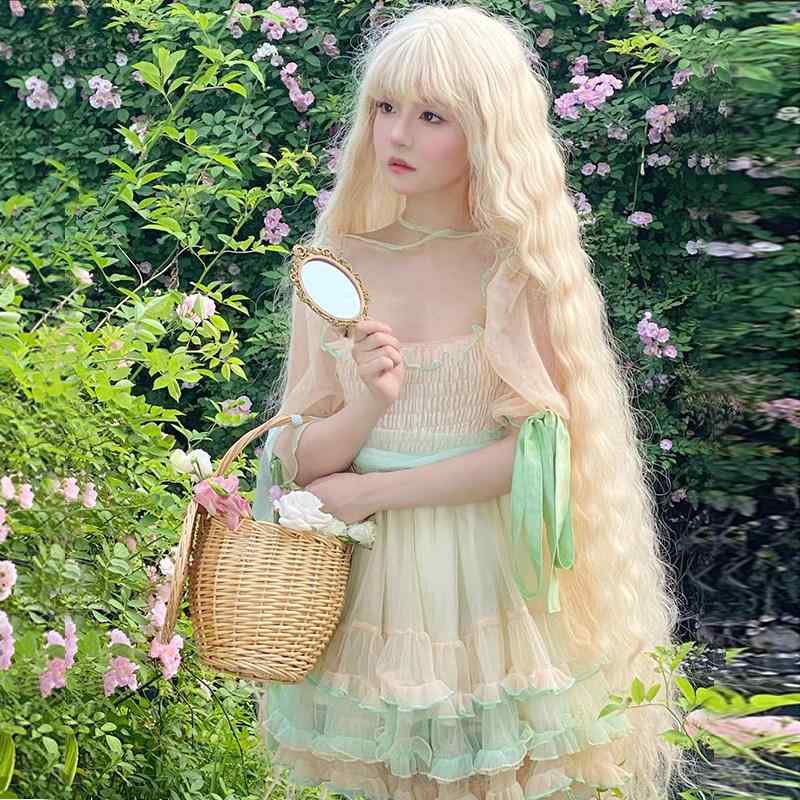 ウィッグ レディース ロングカール 巻き髪 ロリータ 森ガール系 羊毛風カール コスプレ ライトゴールド フルウィッグ かつら ヘアピース 耐熱性 自然な仕上がり 医療用 おしゃれ ボリューム感 撮影用 ウィッグネット付き 変装用 仮装 舞台用 発表会
