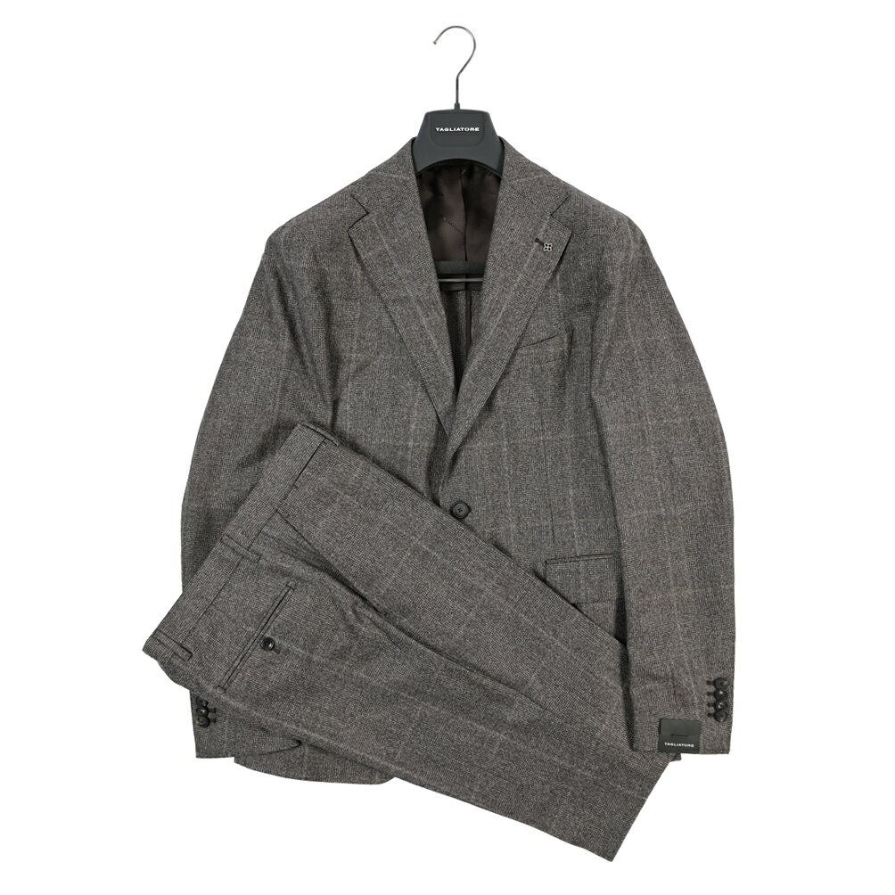 DETAIL商品データTAGLIATORE / タリアトーレ1960年代にイタリアの最南プーリア州で創業したLERARIO社が満を持して発表したTAGLIATORE/タリアトーレ。厳選されたファブリック、卓越したカッティング技術、肩線の後振りから生まれるショルダーラインのデザイン。ストレスを感じさせない作り、両脇からウェストを絞った立体的なシルエット。男性的な美しさを強調しながら、着心地の良さを追及したクラシックとモダンの秀逸なバランス感で、デザイナーの個性と世界観を演出し、時代が求めるものを生み出す。決して流行に踊らされることのない比類なき信念をデザインに落とし込む事で等身大のコレクションを展開。ジャケット×パンツには鉄板、カジュアルスタイルのクラスアップに、パフォーマンス性の高さも魅力です。■品名：スーツ■品番：2SVS22B01 AI 150205 Q■状態：新品未使用原産国Made in ITALY素材【ジャケット】表地：ヴァージンウール 100%(SUPER 110's)裏地：キュプラ 100%【パンツ】表地：ヴァージンウール 100%(SUPER 110's)裏地：コットン 100%カラー・柄ブラウン / グレンチェック備考□国内参考価格　170,000円（税抜）□仕様【ジャケット】2Bシングルノッチドラペルブートニエールフラップポケットインナーポケットサイドベンツ袖 4つ釦重ね眠り切羽背抜き裏地仕立て【パンツ】ノータックジップフライスラントポケット裾 シングル仕上げSIZEジャケット/寸法肩幅身幅胴幅着丈袖丈【48】日本サイズM程度45 cm50 cm47 cm71 cm65 cmパンツ/寸法ウエスト股上股下太腿幅裾幅【48】日本サイズM程度84 cm25 cm87 cm31 cm18.5 cmタリアトーレ TAGLIATOREサイズから選ぶタリアトーレ　すべての商品はこちらPICK UPこの商品を見ている人はこちらもチェックラルディーニ　チルコロ1901パオローニ　ピーティートリノベルウィッチヘルノ　　【SALE】2026 春夏新作アイテム2026-27 秋冬新作アイテム