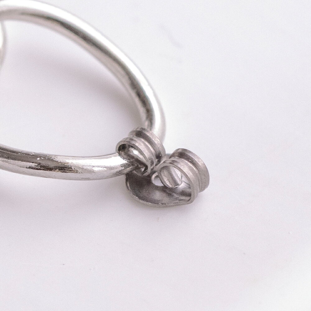 純チタンピアスのSache サシェの【バックピアス】『Double Oval Ring』純チタンキャッチ チェーン リング デザインキャッチ｜アングル3
