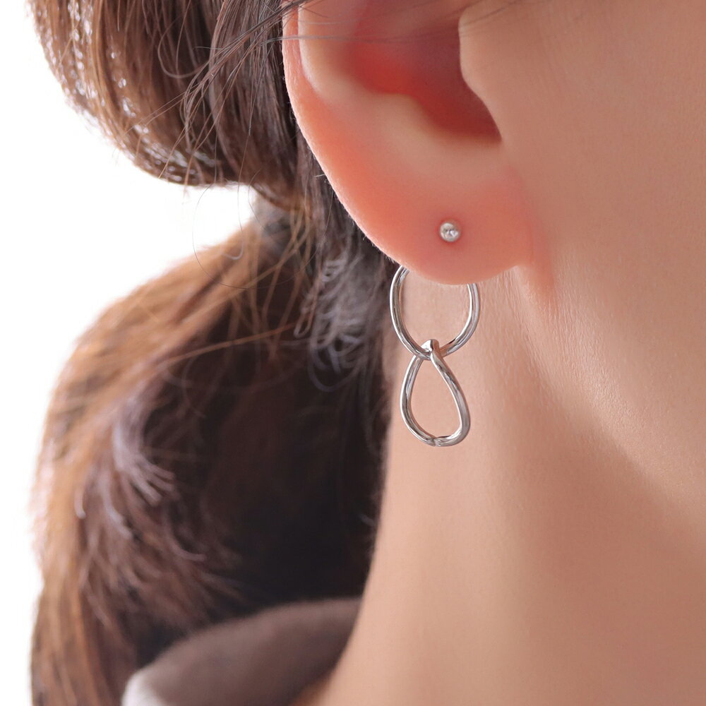純チタンピアスのSache サシェの【バックピアス】『Double Oval Ring』純チタンキャッチ チェーン リング デザインキャッチ｜アングル2