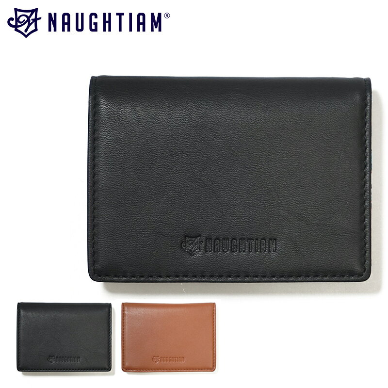 ITEM SPEC COLOR VARIATION ブランド：NAUGHTIAM ノーティアム ノーマンロックウェルイラストシリーズ 20世紀のアメリカ合衆国の画家、イラストレーター。軽いタッチでアメリカの市民生活を描き、アメリカでは幅広い大衆的人気をもつ。ニューヨークで生まれ、美術学校を出てから、アメリカ・ボーイスカウト協会の雑誌などに絵を書き始める。彼の絵は1916年から1963年にかけて『サタデー・イーブニング・ポスト』紙の表紙を飾ったが、とりわけ1940年代から1950年代のものが人気があるようです。彼の絵は商業主義的で一部の近代美術批評家からはまじめな画家とは扱われず、イラストレーターと呼ばれることもあるが、アメリカの市民生活の哀歓を巧みに描き、アメリカ人の心を捉えているため、最もアメリカ的な画家のひとりともいえる存在だといいます。 ノーマンロックウェル氏のイラストを、そのままデザインに落とし込んだシリーズ。 開いた面にはカード段が4段あり、裏面にパス窓を配置し定期券や免許書を入れられます。 ノーマンロックウェルの愛らしい絵柄がいつでも心を和ませてくれます。プレゼントにもおススメです。 サイズ：約W12.2×H8×D1.5cm カラー：CAMELBLACK 素材：牛革 備考：原産国：カンボジア ご注意ください： ● 商品の画像は、できるだけ商品に近いカラーにて掲載をしております。 お客様のモニターの発色または設定により、実際の色味と異なる場合もあります。あらかじめご了承ください。 ● メーカーサイズ、もしくは実際に測った寸法となります。商品の素材等の個体差により、若干サイズのばらつきがあります。サイズはあくまでも目安としてお考えください。 ● 天然皮革・素材を使用している商品によっては、天然素材の特性上、部位により風合いやシミ・シワ感や焦げ、濃淡など多少の個体差がある場合があります。あらかじめご了承ください。