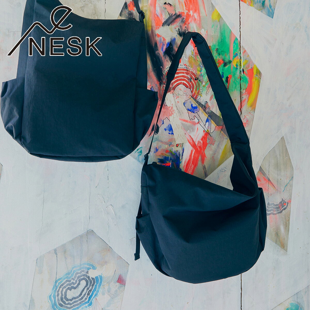 ITEM SPEC COLOR VARIATION ブランド：NESK ネスク WASHしなやかな質感と機能性が調和する、プレミアム素材 NYLON TWILL WASHWASHシリーズは空気をはらんだような柔らかな風合いと自然なシワ感が魅力の、上質なナイロンツイルを採用しています。生地に施されたワッシャー加工により、表面にほどよい陰影が生まれ、ラフすぎず洗練された印象に仕上がっています。ナイロン特有の軽さと強度を活かしつつ、ツイル織りならではの繊細な光沢としなやかなドレープ性を実現。使い込むほどに味わいを増し、持つ人のスタイルに自然と馴染む、ニュアンスのある素材感が特徴です。さらに、表面には撥水加工を施し、撥水性に優れ汚れに強くお手入れも簡単です。デイリーからトラベルシーンまで、エフォートレスでありながらも上質さを求めるライフスタイルにフィットする、現代的な感性に寄り添った新しいスタンダードとして“選ばれる理由”を備えたプレミアム素材を採用しています。 サイズ：約W28×H36×D11cm重量：約250gショルダー長さ：約70cm（取り外し不可） カラー：【WASH】BLACK 素材：NYLON 100% 仕様：ファスナー式開閉内側：ファスナーポケット×1フリーポケット×2側面：フリーポケット×2 備考： ご注意ください： ● 商品の画像は、できるだけ商品に近いカラーにて掲載をしております。 お客様のモニターの発色または設定により、実際の色味と異なる場合もあります。あらかじめご了承ください。 ● メーカーサイズ、もしくは実際に測った寸法となります。商品の素材等の個体差により、若干サイズのばらつきがあります。サイズはあくまでも目安としてお考えください。 ● 天然皮革・素材を使用している商品によっては、天然素材の特性上、部位により風合いやシミ・シワ感や焦げ、濃淡など多少の個体差がある場合があります。あらかじめご了承ください。 関連ワード：サックスバー 楽天 正規販売店 ブランド メンズ レディース ユニセックス 通勤 通学 旅行 出張 おしゃれ 人気 軽量 大容量 コンパクト プレゼント ギフト 3980円以上購入で送料無料
