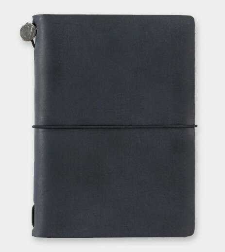 【5％OFFクーポン】トラベラーズノート パスポートサイズ 黒 15026-006 ブラック TRAVELER'S Notebook デザインフィル トラベラーズカンパニー カバー本体 旅行 旅 無罫リフィル コットンケース スペアゴムバンド レザー 革 スターターキット