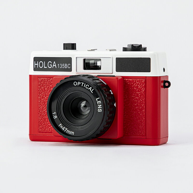 Holga 135BC 35mmフィルムカメラは、オリジナルの120フィルムバージョンとは異なり、画像の角をカットし、柔らかいケラ効果を生み出す内部マスクが特徴です。 クラシックな35mmフィルムトイカメラ マニュアルゾーンフォーカスシステム 47mm f/8プラスチックレンズ シャッター速度：1/100秒 絞り設定: f/8 または f/11 ホットシューと三脚ネジ穴