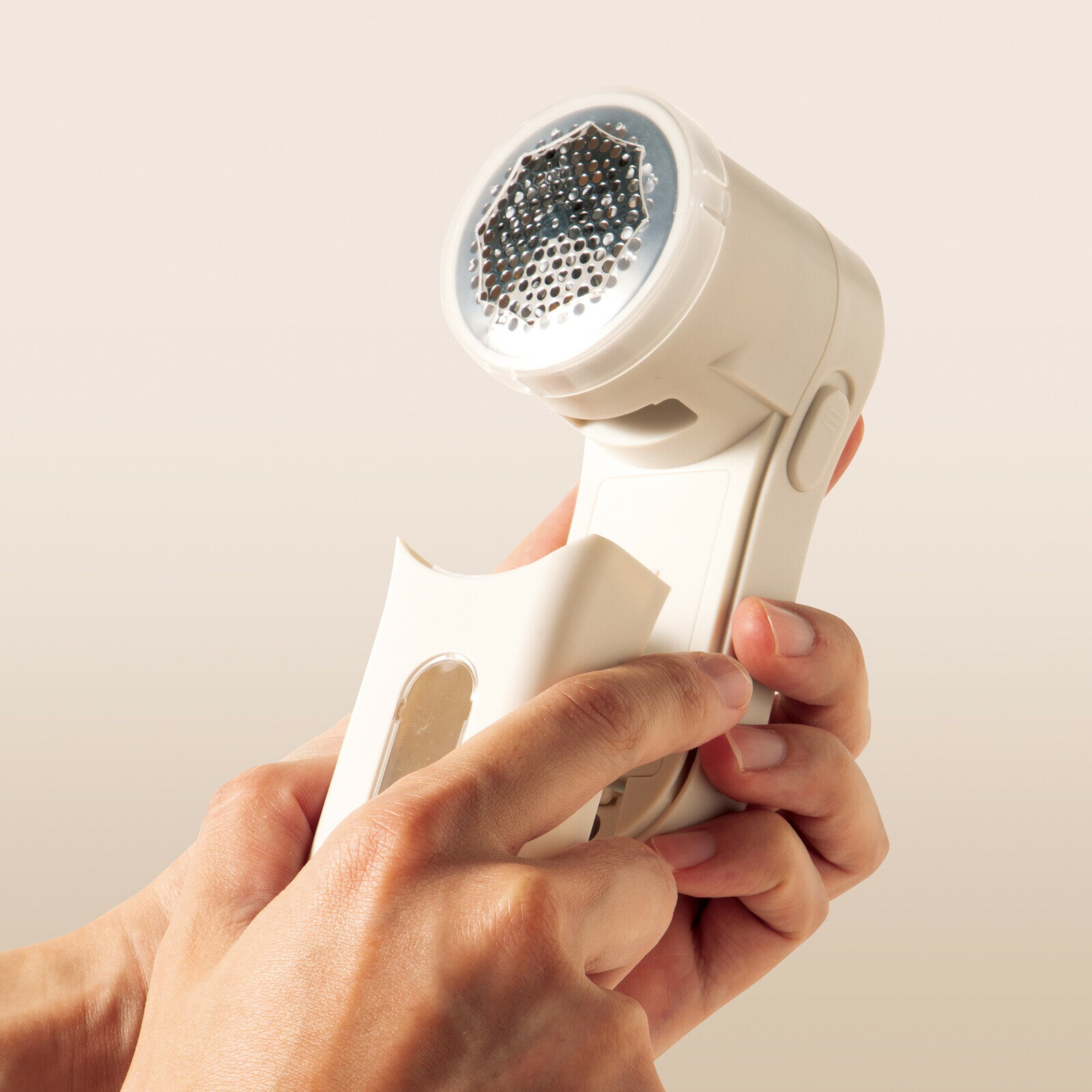 ニットにやさしい 毛玉クリーナー 電池式 衣類 ふわふわ復活 セーター コート マフラー カーペット ソファー対応 コンパクト 軽量 ガード付き 静音設計 強力カット ダストボックス付 簡単ゴミ捨て 安全装置付 生活雑貨 ギフト 人気