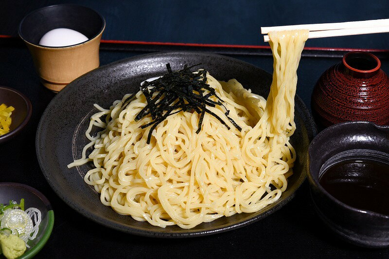 商品情報名　称なまめん品　名ざる中華用　生めんセット5人前内容量生中華麺（200g×5束）、ざる中華用つゆ（冷蔵／ストレートタイプ）：100g×5パック 原材料名【めん】小麦粉、小麦たんぱく、醸造調味料、食塩、卵黄、かんすい、加工でんぷん（打粉）、クチナシ色素【つゆ】醤油（小麦、大豆を含む）、鰹節、宗田節、砂糖、本みりん、調味料（アミノ酸等）賞味期限製造日より10日以内配送方法クール便（冷蔵）保存方法冷蔵（10℃以下で保存）※生ものですのでお早めにお召し上がりください。製造者そば処ひふみ山形県寒河江市本楯3丁目2-1この商品は 送料無料 ざる中華用 生めん セット 5人前 200g×5束 つゆ付き 山形 寒河江 そば処 ひふみ ざる 中華麺 蕎麦屋 ざる中華 つけ麺 お取り寄せグルメ ギフト 誕生日 プレゼント のし対応可 ポイント 【寒河江の人気店の味をご自宅でお気軽に楽しめます！そば処ならではの、そばつゆで食べる中華！】 シンプルな食べ方が一番うまい！そばつゆで食べる「ざる中華」！ 寒河江（さがえ）そば街道を代表する人気店『そば処ひふみ』のざる中華セット。「ざる中華」とは、茹でて冷やした中華めんをそばつゆにつけて食べる、そば処山形ならではの食べ方です。こだわりのそば同様、中華めんも自社製造！麺から作り上げる『そば処ひふみ』の中華めんは、香り高くコシがあり、かつお節がきいた旨味の強いそばつゆと相性抜群！他にはない自社生産ならではの美味しさで、そば通も満足する逸品です。そのまま使える便利な「ストレートつゆ」付きなので、めんを茹でるだけで人気店の味がご自宅で楽しめちゃいます♪ ショップからのメッセージ 【そば処ひふみ】さんは、寒河江市の国道112号からちょっと入ったところにあるお蕎麦屋さん。1代目社長のそば好きが高じ、そば処ひふみを創業しました。1番の人気商品は、『冷たい肉そば』。そば処ひふみの代名詞ともいえるこの逸品は、月山の自然が育てた美味しい水を使って打った、香りが良く味わい深いコシのあるそばに、コクのあるつゆがマッチングして絶妙なバランスになります。ひふみを訪れる大半のお客様が、『冷たい肉そば』を注文し、冬になっても、その注文の勢いは止まりません。寒河江市にお越しの際には、ぜひ、店舗にて自慢の肉そばをお召し上がりください。そのほか、カリッカリの『げそ天』が入った『げそ天ざる』や進化系そばともいわれる『サガエつけそば』、ラー油とブラックペッパーがアクセントになっている『辛いつけそば2代目』などの人気のメニューも取り揃えておりますので、お気軽にお立ち寄りください。お土産用の生そばセットもご用意しておりますので、遠方の方などはご自宅で『そば処ひふみ』の味をご堪能ください。 納期について 7営業日以内に発送いたします。 4