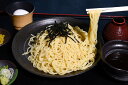 商品情報名　称なまめん品　名ざる中華用　生めんセット5人前内容量生中華麺（200g×5束）、ざる中華用つゆ（冷蔵／ストレートタイプ）：100g×5パック 原材料名【めん】小麦粉、小麦たんぱく、醸造調味料、食塩、卵黄、かんすい、加工でんぷん（打粉）、クチナシ色素【つゆ】醤油（小麦、大豆を含む）、鰹節、宗田節、砂糖、本みりん、調味料（アミノ酸等）賞味期限製造日より10日以内配送方法クール便（冷蔵）保存方法冷蔵（10℃以下で保存）※生ものですのでお早めにお召し上がりください。製造者そば処ひふみ山形県寒河江市本楯3丁目2-1この商品は 送料無料 ざる中華用 生めん セット 5人前 200g×5束 つゆ付き 山形 寒河江 そば処 ひふみ ざる 中華麺 蕎麦屋 ざる中華 つけ麺 お取り寄せグルメ ギフト 誕生日 プレゼント のし対応可 ポイント 【寒河江の人気店の味をご自宅でお気軽に楽しめます！そば処ならではの、そばつゆで食べる中華！】 シンプルな食べ方が一番うまい！そばつゆで食べる「ざる中華」！ 寒河江（さがえ）そば街道を代表する人気店『そば処ひふみ』のざる中華セット。「ざる中華」とは、茹でて冷やした中華めんをそばつゆにつけて食べる、そば処山形ならではの食べ方です。こだわりのそば同様、中華めんも自社製造！麺から作り上げる『そば処ひふみ』の中華めんは、香り高くコシがあり、かつお節がきいた旨味の強いそばつゆと相性抜群！他にはない自社生産ならではの美味しさで、そば通も満足する逸品です。そのまま使える便利な「ストレートつゆ」付きなので、めんを茹でるだけで人気店の味がご自宅で楽しめちゃいます♪ ショップからのメッセージ 【そば処ひふみ】さんは、寒河江市の国道112号からちょっと入ったところにあるお蕎麦屋さん。1代目社長のそば好きが高じ、そば処ひふみを創業しました。1番の人気商品は、『冷たい肉そば』。そば処ひふみの代名詞ともいえるこの逸品は、月山の自然が育てた美味しい水を使って打った、香りが良く味わい深いコシのあるそばに、コクのあるつゆがマッチングして絶妙なバランスになります。ひふみを訪れる大半のお客様が、『冷たい肉そば』を注文し、冬になっても、その注文の勢いは止まりません。寒河江市にお越しの際には、ぜひ、店舗にて自慢の肉そばをお召し上がりください。そのほか、カリッカリの『げそ天』が入った『げそ天ざる』や進化系そばともいわれる『サガエつけそば』、ラー油とブラックペッパーがアクセントになっている『辛いつけそば2代目』などの人気のメニューも取り揃えておりますので、お気軽にお立ち寄りください。お土産用の生そばセットもご用意しておりますので、遠方の方などはご自宅で『そば処ひふみ』の味をご堪能ください。 納期について 7営業日以内に発送いたします。 4