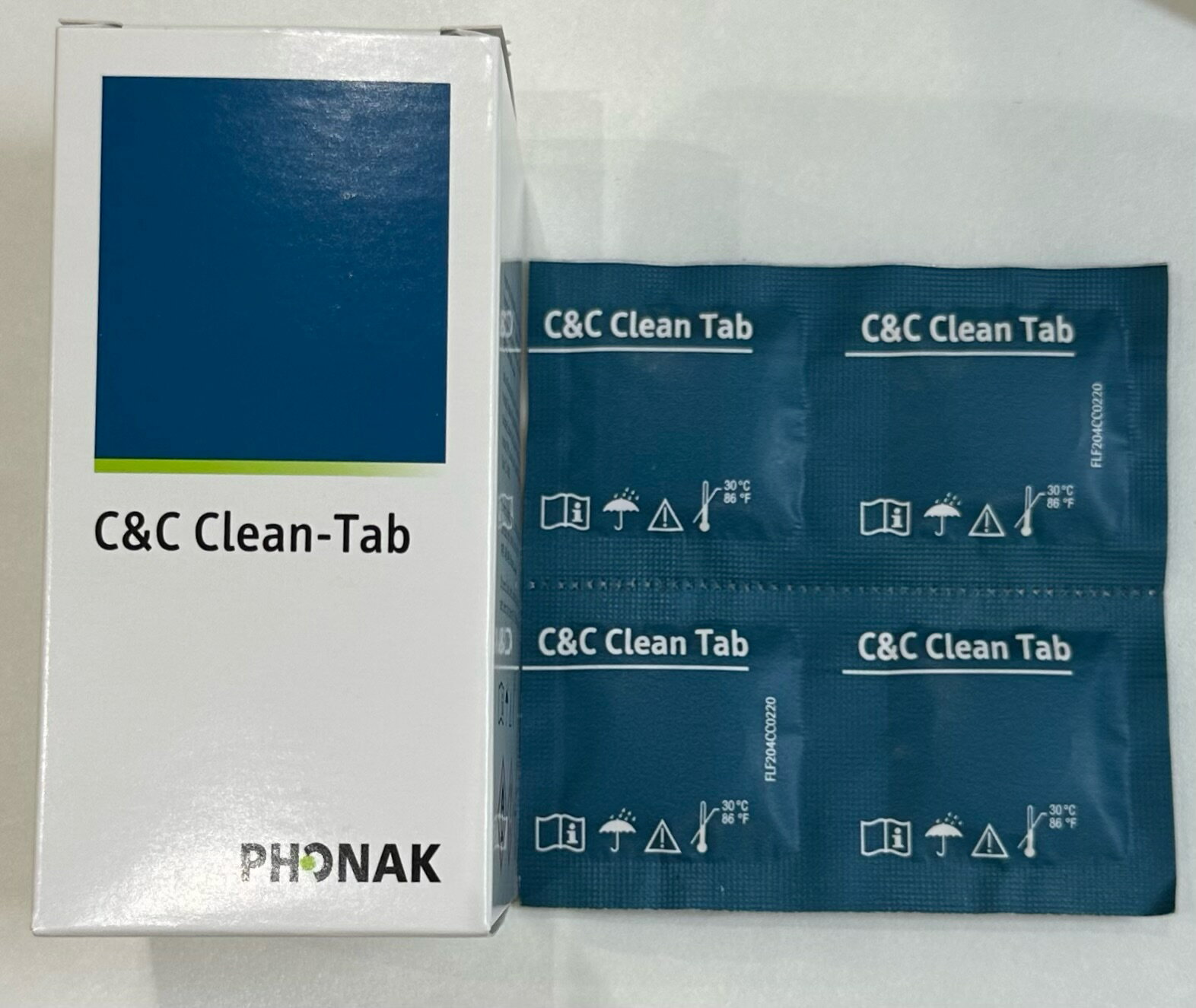 イヤーモールド洗浄剤です。 洗浄カップ(別売り)に水と洗浄剤を入れ、イヤーモールドを付け置きし、洗浄。 イヤーモールドを清潔にお使いいただけます。 こちらの商品は　宅配便（600円）・メール便（250円）をお選びいただけます。メール便はご自宅のポストに投函します。メール便をご選択の場合、商品を開封し、中身を出し、外箱はたたんでお送りさせていただきますことをご了承ください。