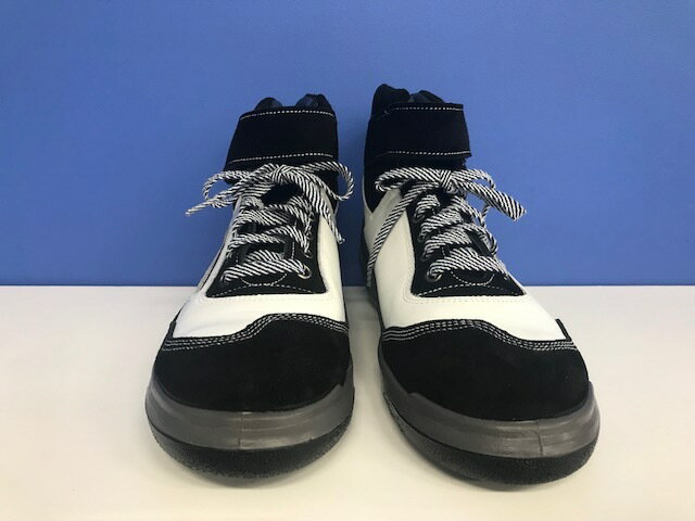 人気絶頂 青木安全靴正規品 Zr ２１bw 白 黒 快適な履き心地 かかと部分には衝撃吸収材で足の疲れを軽減 つま先は安心安全のjis企画合格基準の鉄心入り 最近流行りのかっこいい作業着によく合う安全靴として 主に関東地区でヒットしている商品です Web限定