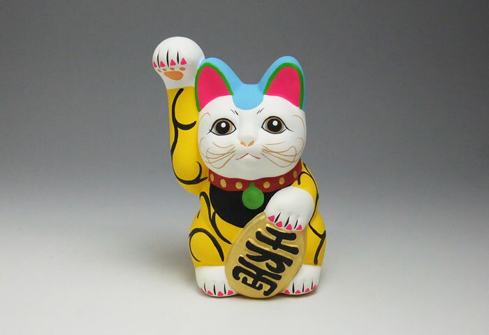 高さ13.5cm　陶器（素焼）　日本製 日本の伝統である「唐草文様」を昔ながらの招き猫に着せてみました。 招き猫が進化し、新たな模様を着て登場する手描きだからできる職人の技です。 ※唐草招き猫は手描きで描かれています。 一つ一つの筆の味わい...
