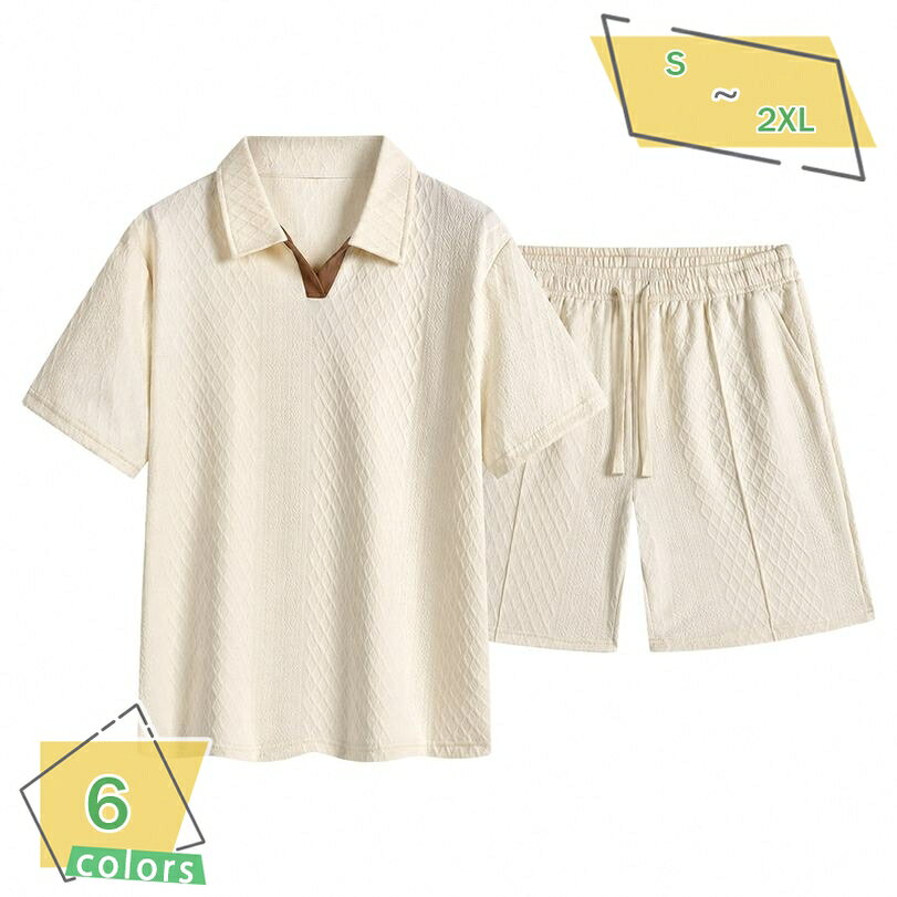 表地：ポリエステル、ニットメイン素材：ポリエステル、ニット【セットアップ メンズ 夏服】立体的な凹凸感が特徴のジャカード織り素材を使用した、半袖スキッパーシャツとハーフパンツの上下セットです。肌離れの良いさらっとした肌触りで、汗ばむ季節でもベタつきにくく快適な着用感をキープします。程よくゆとりのあるシルエットが体型カバーを叶え、大人のカジュアルスタイルを演出。夏のリラックスタイムや普段着にな一着です。【半袖 スキッパーシャツ】首元をすっきりと見せるキーネック（スキッパー襟）デザインを採用したプルオーバーシャツです。ポロシャツのようにきちんとした印象を与えつつ、抜け感のある大人っぽい雰囲気を醸し出します。襟元の配色ラインがさりげないアクセントになり、シンプルながらもおしゃれで洗練されたデザインに仕上がっています。【ハーフパンツ ショートパンツ】ウエストはゴム仕様とドローストリング（調整紐）を配し、体型に合わせてストレスフリーにフィットします。両サイドには便利なポケットを備えており、スマートフォンなどの小物を収納するのに便利です。締め付け感のないゆったりとした穿き心地で、下半身のラインをカバーしながら動きやすさも確保。【凹凸ジャガード生地】独特な表情を持つリンクス柄風のジャカード素材は、生地の表面に凹凸があるため肌に触れる面積が少なく、通気性に優れています。シワになりにくいポリエステル混紡素材を採用しており、自宅での洗濯やお手入れも簡単です。型崩れしにくいため、デイリーユースから旅行、レジャーまで幅広く着用いただけます。【普段着からルームウェアまで】部屋着やパジャマとしてのリラックスタイムはもちろん、近所へのお出かけ（ワンマイルウェア）や、夏のレジャー、ちょっとしたスポーツなど、様々なシーンに大活躍します。シンプルな無地ベースのセットアップなので、上下それぞれ単品での着回しも可能で、お手持ちのアイテムとのコーディネートも楽しめます。【大人のリラックススタイルを叶える、ジャカード凹凸素材のメンズセットアップ】夏のコーディネートに迷うことなく、一枚でサマになる半袖スキッパーシャツとハーフパンツの上下2点セットです。全体に施された立体的な凹凸ジャカード織りが、シンプルながらも表情豊かな質感を生み出し、カジュアルすぎない上品なスタイルを提案します。さらっとした肌触りと快適な着用感で、デイリーユースからリラックスタイムまで幅広く活躍する着回し力の高い一着です。【こだわりのディテールとデザイン】■スッキリとした印象のスキッパー襟首元をスマートに演出するキーネック（スキッパーカラー）を採用。ポロシャツ風の襟が付いているため、ラフになりすぎず、程よい抜け感のある上品な印象を与えます。襟元に施された配色デザインが、お顔周りを引き締めるさりげないポイントです。■快適なウエストゴム仕様のハーフパンツショートパンツのウエスト部分はシャーリングゴムとドローストリング（調整紐）を配し、お好みのフィット感に調整可能です。窮屈感がなく、ぽっこりお腹などの体型もしっかりカバー。実用的なサイドポケット付きで、外出時も便利です。【素材感と快適な着用感】■さらっと快適な肌離れ凹凸のあるリンクス柄のようなジャカード生地は、肌との接触面積を減らし、汗をかいても肌に張り付きにくいのが特徴です。通気性に優れ、暑い夏の日でもさらさらとした涼しい穿き心地が持続します。■お手入れが簡単でシワになりにくいポリエステル混紡軽やかで乾きやすく、シワになりにくい性質を持つ素材を使用しています。洗濯後も形が崩れにくく、アイロンがけの手間も省けるため、毎日の着用もストレスフリーです。【多様な着用シーンと着回し力】■幅広い日常のシーンにマッチおうちでの部屋着（パジャマ・ルームウェア）としてはもちろん、ちょっとしたコンビニへのお買い物などのワンマイルウェア、週末のショッピングやデート、旅行、レジャー、軽めのアウトドアや散歩まで、どんなシーンでも活躍します。■単品使いで広がるコーディネート上下セットでの着用はもちろん、単品でも十分に着回せるデザインです。トップスにお手持ちのデニムパンツやチノパンを合わせたり、ハーフパンツに無地のTシャツを合わせたりと、お手持ちのワードローブと組み合わせることでコーディネートの幅がぐっと広がります。【豊富なサイズ展開と選べるカラー】■カラーバリエーションベーシックで合わせやすいブラック（黒）やグレー、ナチュラルな雰囲気のベージュ（米白色）やカーキ、カジュアルに映えるアーミーグリーン（軍緑）やブルーなど、幅広いバリエーションをご用意。■サイズ展開SサイズからXXLサイズまで豊富に展開。ゆったりとしたオーバーサイズ風の着こなしや、ジャストサイズでスマートに着こなすなど、お好みのフィット感をお選びいただけます。※商品画像は光の加減やモニターの設定により、実物と色味が若干異なる場合がございます。※サイズ詳細は平置きメジャー採寸のため、若干の誤差が生じる場合がございます。あらかじめご了承ください。以下の用語は検索目的のためのものであり、製品の説明はありません。上下セット メンズ 夏 半袖 セットアップ ハーフパンツ キーネックシャツ ポロシャツ風 ジャガード織 凹凸素材 涼しい 部屋着 ルームウェア 普段着 カジュアル 大きいサイズ夏服 メンズ セットアップ 半袖 上下セット ハーフパンツ スキッパーシャツ 襟付き ポロシャツ風 ポリエステル混 リンクスジャガード さらっと 涼しい レジャー 大きいサイズセットアップ メンズ 夏服 半袖 上下セット ショートパンツ ポロシャツ風 スキッパー襟 プルオーバー 立体ジャガード 凹凸生地 通気性 部屋着 普段着 ゆったり 大きいサイズ夏服 メンズ セットアップ 半袖 上下セット ハーフパンツ キーネック 襟付き プルオーバー ポロシャツ ジャガード織 凹凸素材 部屋着 ルームウエア スポーツ ゴルフ アウトドア