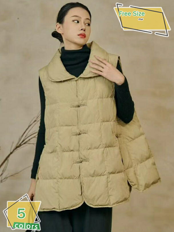 表地：ポリエステルメイン素材：ポリエステル●季節の変わり目に重宝できるかっこよくて可愛い大人のショートダウンベスト。　　　　　　※ パッケージ内容はベストのみで、他のアクセサリーなどは含まれていません。●保温性にすぐれているレディースダウン...