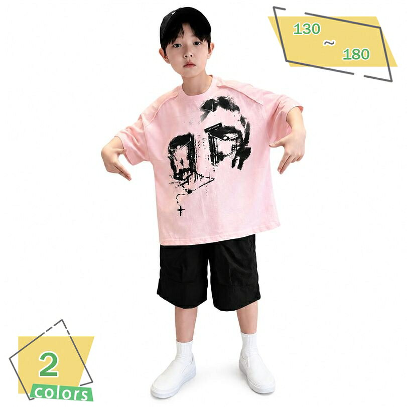 表地：綿メイン素材：綿、ポリエステル【男の子夏用セットアップ】夏のアクティブな男の子にぴったりな、グラフィックプリント半袖Tシャツとベーシックな黒ハーフパンツの上下2点セットです。コーディネートに迷うことなく、これ一枚でストリート感のあるカジュアルスタイルが完成します。130cmから180cmまでのサイズ展開で、小学生から中学生、高校生まで幅広い年齢層のジュニアに対応します。【やわらかな着用感と快適性】綿を主素材とした軽やかな印象の生地を採用し、さらっとした肌触りを実現。汗をかきやすい季節でも通気性がよく、やわらかな着心地をキープします。普段着としてのデイリーユースはもちろん、夏休みの旅行やキャンプ、通学用、部活動の練習着、さらにはリラックスタイムの部屋着としても大活躍します。【ゆったりシルエットで体型カバー】ややドロップショルダー気味の五分袖に近いルーズなサイジングが、トレンド感のあるスタイルを演出します。窮屈感のないゆったりとした着心地で、アクティブな動きを妨げず、体型カバー効果も期待できます。シンプルな黒のショートパンツは様々なトップスと合わせやすく、単品での着回し力もです。【動きやすいウエスト設計】ハーフパンツは穿き心地が良いウエストゴム仕様を採用し、お子様一人でも着脱が簡単です。適度なフィット感で動きやすく、活発に走り回るスポーツシーンやアウトドアレジャー、公園遊びなどにも。実用性とデザイン性を兼ね備えた、夏のマストバイアイテムです。【幅広い着用シーンとカラー】爽やかで目を引くピンクと爽やかなグリーンのカラーバリエーションをご用意。ストリート系や韓国風ファッションがお好みのお子様にです。お出かけ、通学、夏祭り、スポーツなど多彩なシーンに対応し、ご兄弟やお友達同士でのリンクコーデや、夏のギフトとしてもです。【カジュアルでおしゃれな男の子用夏用セットアップ】夏のシーズンに大活躍する、半袖グラフィックTシャツと無地ハーフパンツの男の子用上下2点セットです。トレンド感のあるルーズシルエットで、男の子らしいストリート感のあるカジュアルスタイルを提案します。通学や外遊びなどの普段着にはもちろん、スポーツ、部活、夏のレジャー、旅行、そしてお家でのリラックスタイムまで、あらゆる日常シーンにマッチします。【さらっとやわらかな着用感】メイン素材には綿混系のな手触りの生地を使用しており、しっとりやわらかな肌触りを提供します。さらっとした質感で、日差しの強い夏の日でもムレにくく快適に着用いただけます。生地に適度な軽やかさがあり、汗をかきやすい活発なお子様にも適した素材感です。【トレンドを意識したディテールと高い着回し力】トップスは肩のラインを落としたドロップショルダーデザインで、やや長めの袖丈が旬な雰囲気を醸し出します。フロントに施されたアーティスティックなグラフィックプリントが、シンプルながらも存在感のあるデザインです。セットのショートパンツは定番の黒で、無駄のないすっきりとしたシルエット。ウエストは伸縮性のある仕様でストレスフリーな穿き心地を実現しています。上下セットで着用するのはもちろん、手持ちのTシャツやデニムと合わせることで、コーディネートの幅が広がります。【豊富なサイズと選べるカラー展開】■カラー：ピンク、グリーン■サイズ：130、140、150、160、170、180ジュニア世代の中大童（小学生・中学生・高校生）の体型に合わせて幅広くサイズを取り揃えています。ゆったりサイズでお作りしているため、動きやすく、体型を気にせずすっきりと着こなせます。兄弟でお揃いや色違いでの着用にもです。※商品画像は実際の色味に近づけるよう努めておりますが、お客様のモニター環境により若干の差異が生じる場合がございます。※洗濯の際は裏返してネットに入れることをします。以下の用語は検索目的のためのものであり、製品の説明はありません。男の子 セットアップ 夏服 キッズ 半袖 Tシャツ ショートパンツ 上下セット 子供服 ハーフパンツ 2点セット ジュニア 短パン クルーネック カジュアル 通学用 普段着 男児男の子 セットアップ オーバーサイズ ゆったり 大きいサイズ 綿混 通気性 柔らかい 薄手 ストリート系 韓国風 かっこいい 小学生 中学生 高校生 子ども服 コーデ 涼しい男の子 セットアップ 部活 運動着 部屋着 スポーツウェア 130 140 150 160 170 180 ピンク グリーン ドロップショルダー 五分袖 丸首 プリント男の子 セットアップ 夏服 キッズ 半袖 Tシャツ ショートパンツ 上下セット 子供服 ハーフパンツ 2点セット 外遊び レジャー 旅行 ギフト プレゼント ウエストゴム 運動会