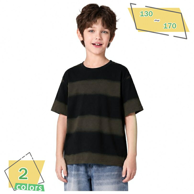 表地：綿メイン素材：綿【ボーダーTシャツ】レトロなグラデーションボーダー柄がおしゃれなキッズ半袖Tシャツです。シンプルなデザインながら存在感があり、デニムやショートパンツなど様々なボトムスと相性よくマッチします。男の子も女の子も着られるユニセックスなデザインで、夏のデイリーカジュアルにな一着です。【やわらかな肌触り】コットンを主素材としたソフトな風合いの生地を採用し、さらさらとした快適な着心地をキープします。通気性に優れ、汗をかきやすいお子様でも爽やかに着用いただけます。薄手で軽やかな質感が魅力で、アクティブに動く夏のお出かけや通学、通園時にもぴったりです。【ゆったりルーズフィット】締め付け感のないルーズなシルエットで、体型カバー効果もあり、リラックスして着用いただけます。肩のラインが落ちたドロップショルダー風のデザインが、今っぽくこなれた雰囲気を演出します。お出かけ用のコーディネートからリラックスタイムの部屋着まで幅広く活躍します。【動きやすい丸首デザイン】首元はベーシックなクルーネック（丸首）仕様で、型崩れしにくく、着脱もスムーズに行えます。動きやすさにこだわったカットソー素材で、通学や遠足、アウトドア、キャンプ、公園遊びなど、日常のあらゆるアクティブシーンにすんなりなじみます。【豊富なサイズ展開】130cmから170cmまでのサイズをご用意しており、成長期のお子様やジュニア世代まで幅広く対応します。少し大きめのサイズを選んでオーバーサイズとして着用するのもです。兄弟姉妹やお友達同士でのリンクコーデやお揃いコーディネートにも重宝します。【カジュアルでおしゃれなボーダーデザイン】レトロな雰囲気のグラデーションボーダー柄が、キッズ用の半袖Tシャツです。男の子にも女の子にも似合う定番のカジュアルデザインで、夏のスタイリングを新鮮に見せてくれます。デニムパンツやスウェットパンツなど、お手持ちのボトムスと合わせるだけでトレンド感のあるコーディネートが完成します。【やわらかな着用感と快適な通気性】綿系素材を使用した柔らかな風合いで、さらっとした肌触りが魅力です。軽量で通気性が良く、夏の暑い季節でも爽やかな着心地を保ちます。元気に動き回るお子様の肌にも優しくフィットし、一日中快適に過ごしていただけます。【リラックスできるゆったりシルエット】ルーズなサイズ感で、体型を選ばずすっきりと見せてくれる体型カバー仕様です。お部屋でのリラックスウェアとしてはもちろん、通学、通園、週末のお出かけ、旅行、アウトドアなど、多様なシーンで活躍します。シンプルな丸首デザインなので重ね着もしやすく、ロングシーズンお使いいただけます。【サイズとカラーについて】サイズは130cm、140cm、150cm、160cm、170cmのラインナップで、通学用からジュニア期まで長く着用可能です。カラーはシックなグリーン系とグレー系の落ち着いたカラーをご用意しております。※洗濯時は裏返してネットに入れることをします。以下の用語は検索目的のためのものであり、製品の説明はありません。子供 Tシャツ 半袖 ボーダー柄 ジュニア トップス レトロ風 カジュアルシャツ 男女兼用 夏物 通気性 綿混 普段着 遊び着 140cm 150cm 160cm子供服 半袖Tシャツ ボーダー柄 丸首 プルオーバー キッズ服 男女兼用 ルーズフィット 通気性 柔らかい お出かけ アウトドア スポーツ 通園 グリーン グレーキッズ Tシャツ 半袖 ボーダー 子供服 トップス 男の子 女の子 クルーネック カットソー ゆったり ジュニア 130 140 150 160 170 通学 普段着 カジュアルキッズ カットソー 半袖 ボーダー柄 子供服 丸首Tシャツ クルーネック ドロップショルダー ゆったり 男の子 女の子 通学着 外遊び 旅行 プレゼント
