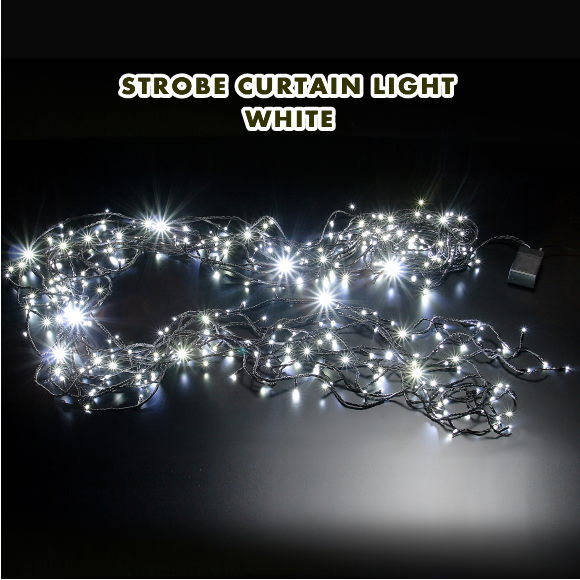 　クリスマスを華やかに演出！ LED STROBE CURTAIN LIGHT LED ストロボカーテンライト　ホワイト アダプターを入れるとLEDライトが眩しいくらい明るく光ります。 コントローラーで点滅パターンをお選びいただけます。 店舗や玄関を明るく華やかにしてくれます！ 　製品仕様 &nbsp;サイズ 　幅90cm×高さ275cm &nbsp;電球 　LED350球使用　点滅コントローラー付き　 &nbsp;電源 　ACアダプター　 &nbsp;消費電力 　36W　 &nbsp;その他 　防滴仕様　連結不可 ☆他のカーテンライトはこちら☆