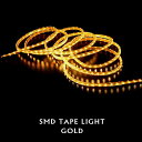 　クリスマスを華やかに演出！ SMD TAPE LIGHT 15M GOLD SMDテープライト15m（ゴールド） 今年もクリスマスを華やかに演出するデコレーションや 様々な小物を取り揃えました♪ 楽しいデコレーションでクリスマスの雰囲気もアップ★ SMD（Surface Mount Device＝表面実装型）にする事により、 今までにない平面状のイルミネーションライトが登場！ 15メートルのロングタイプもおすすめ！ テープ状のライトは、ある程度の柔軟性を持っています。 アイデア次第で、家の窓や玄関、エントランスなどの 縁取りや、様々なバリエーションの飾りつけが可能です！ テープライトは、常灯タイプ・防適仕様です。 ※イメージ画像は3m・5mタイプのグリーンです 製品仕様 ●LED球：600球使用 ●カラー：ゴールド ●テープ長さ：15m　テープの幅：1．2cm　電球と電球の間：2．5cm ●丸型プラグ　家庭用100Vコンセト使用　コード長さ：1m50cm ●消費電力：36W ●屋外OK ●防滴仕様　(本体に防滴加工が施されています。電源部分は防滴ではありません。)