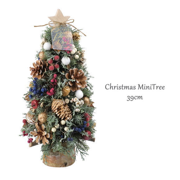 職人さんがひとつひとつ丁寧に愛情をかけ、 手作りで作られています。 そのため、写真と色や形が 多少異なる場合があります。 予めご了承ください。クリスマスを素敵に演出！ CHRISTMAS MINI TREE クリスマス ナチュラルツリーオブジェ ナチュラル 39cm 天然素材と造花、木の実をたっぷり使用し アレンジされた可愛いクリスマスミニツリーです。 台座とトップスターは木製です！ リビングや玄関、オフィスに飾るだけで、クリスマスの雰囲気もUP☆ サイズ：高さ約39cm 　製品仕様 　サイズ： 直径17.5cm×高さ39cm 　材質： 天然素材・ポロプロピレン・木・ワイヤー・発泡スチロール・ポリ塩化ビニール・綿 オフィスや玄関にも！手軽にクリスマスを楽しみましょう♪ ミニツリー　30cm ミニツリー　30cm ミニツリー　30cm ミニツリー　39cm ミニツリー　39cm ミニツリー　39cm その他のミニツリーはこちらから