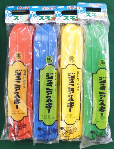 ジュニアスキー ミニスキー 380mm 長靴を履いて、スキーをバンドで縛ることで装着します。 ※新品ですが在庫品のため、傷・汚れがあります。 　（パッケージに汚れあり） 　ご理解の上、ご注文ください。 ※モニター間の色の相違や写真と微妙に色が異なる場合がありますのでご了承ください。 サイズ：380×75×38mm カラー：青・赤・緑・黄 原料樹脂：ポリプロピレン（コーポリマー） 耐熱温度：130度 耐冷温度：-30度 メーカー：高村化成株式会社