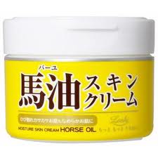 ＜製品詳細＞ ○お肌のカサつきを抑え、きめ細やかなうるおい肌に整える馬油クリームです。 ○角質層への優れた浸透力で、乾燥肌にうるおいを与えます。 ○全身をうるおいのベールで包み、やわらかな肌にととのえます。 ○肌質を問わず、さらっとした使用感で全身にたっぷり使えます。 ＜成　分＞ 水、グリセリン、セタノール、パルミチン酸エチルヘキシル、BG、ステアリン酸、馬油、ミネラルオイル、シア脂、アロエベラ液汁、モモ葉エキス、尿素、ベヘニルアルコール、ステアリン酸ソルビタン、ジメチコン、EDTA-3Na、水酸化K、エタノール、フェノキシエタノール、プロピルパラベン、メチルパラベン、ポリソルベート60、香料 ＜内容量＞ 220g ＜使用上の注意＞ ●傷・湿疹等お肌に異常があるときはご使用にならないでください。 ●ご使用中に赤み・かゆみ・刺激等の異常があらわれた場合は、ご使用を中止し、皮膚科専門医等へのご相談をお勧めします。 そのままご使用を続けると、症状が悪化する恐れがあります。 ●目に入ったときは、直ちに洗い流してください。 ●乳幼児の手の届かないところに保管してください。 ●高温多湿や低温の場所、直射日光の当たる場所には保管しないでください。 ＜メーカー＞ コスメテックスローランド株式会社 ＜広告文責＞ エルショップ