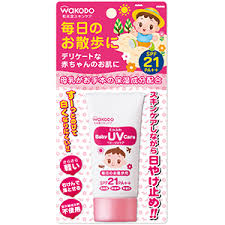 商品説明 商品名 ミルふわ ベビーUVケア 毎日のお散歩用日焼け止め SPF21 PA++ 30g 商品詳細 ●母乳にも含まれ、肌への保湿効果がある成分をお手本に、オリゴ糖・リン脂質・イノシトール(保湿成分)、保水バリア成分、セラミド(保湿成分)配合。 ●赤ちゃんのデリケートなお肌のうるおいを保ちながら、紫外線から守ります。 ●水遊びやレジャー（山、海、スキーなど）に適した　SPF21、PA++。 ●紫外線吸収剤不使用、白くなりにくい、べたつかない、 さらさらパウダーイン、石けんでサッと落とせます。 ●低刺激、弱酸性、無香料、無着色、パラベン無添加、ノンアルコール、乳由来成分不使用 ●皮ふアレルギーテスト済み ※(すべての人にアレルギーが起きないというわけではありません)。 成分 水、水添ポリイソブテン、イソノナン酸イソノニル、BG、ナイロン-12、酸化チタン、ジメチコン、ポリソルベート80、アラキジルアルコール、ラフィノース、水添レシチン、イノシトール、セラミド3、フィトステロールズ、シロキクラゲ多糖体、ヒアルロン酸Na、ベタイン、グリチルリチン酸2K、トコフェロール、(アクリロイルジメチルタウリンアンモニウム/VP)コポリマー、キサンタンガム、含水シリカ、ハイドロゲンジメチコン、PEG-9ジメチコン、ベヘニルアルコール、t-ブタノール、アラキルグルコシド、(ベヘン酸/エイコサン二酸)グリセリル、EDTA-2Na、エチルヘキシルグリセリン、フェノキシエタノール ご使用方法 ●よく振ってから、適量を手に取り、ムラなく伸ばしてください ●効果を保つために、2-3時間おきに塗りなおしてください ●泳いだり、水遊びをする時にはこまめに塗りなおしてください ●汗をかいたり、タオルで拭いた後には塗りなおしてください ●ご使用後は、フタをしっかり閉めてください ●使用量が少ないと、十分な紫外線防止効果を得ることが出来ません ●落とす時は、石けんなどでていねいに洗ってください ●衣服についた時は、すぐに洗剤で部分洗いするなど、洗濯表示にしたがって落としてください ご注意点 ●傷やはれもの、湿しん等、異常のある部位には使用しないでください ●お肌に以上が生じていないかよく注意して使用してください。使用中(または使用したお肌に直射日光が当たり)、赤み、はれ、かゆみ、刺激、色抜け(白斑等)や黒ずみ等の異常があらわれた場合は使用を中止してください。そのまま使用を続けると、症状を悪化させることがあるので、皮ふ科専門医等にご相談されることをおすすめします ●目に入った時はすぐに洗い流してください ●極端に高温や低温の場所、直射日光の当たる場所に保管しないでください ●乳幼児の手の届かない所に保管してください ●皮ふアレルギーテスト済み(すべての人にアレルギーが起きないというわけではありません) メーカー 和光堂 広告文責 エルショップ