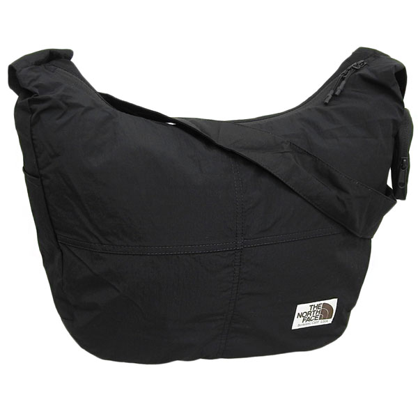 THE NORTH FACE 他のアイテムを見る→全アイテム一覧 商品説明 ザノースフェイス ショルダーバッグ 斜めがけ メンズ レディース A4サイズ対応の大容量で荷物をしっかり収納でき、デイリーから旅行まで幅広く活躍します。軽量で持ちやすく、スタイルにナチュラルなアクセントを添えるアイテムです。韓国　ザ・ノースフェイス、ホワイトレーベル（韓国限定）は、日本国内にて販売されている商品とタグ・ベロ裏の表記が異なりますので予めご了承ください。 ブランド THE NORTH FACE(ザ　ノースフェイス) 型番 NN2PR16J サイズ(cm) 約　縦 33.5 cm 横(底面) 41.0 cm マチ 12.5 cm ショルダーストラップ全長　約　92.5 cm(取外・調節不可) ※測る位置によりサイズには多少の誤差が生じる場合がございます。 素材 ナイロン 仕様 ファスナー開閉式、　背面ファスナーポケット1、　サイドポケット2、　ファスナー内ポケット1、　内ポケット2、　カラビナ付きミニポーチ1 付属品 なし（保存袋は元々付属しておりません。） その他 ※ラッピングは不可となります。 ※お客様のモニター環境により実際の色と異なる場合が御座いますご了承下さい。 ※複数サイトで在庫を共有しておりますので、同時にご注文があった場合在庫切れでキャンセルをさせて頂く場合が御座います。あらかじめご了承下さい。 リンク ノースフェイス全アイテム一覧THE NORTH FACE/ザ・ノースフェイス ノースフェイス アイテム一覧