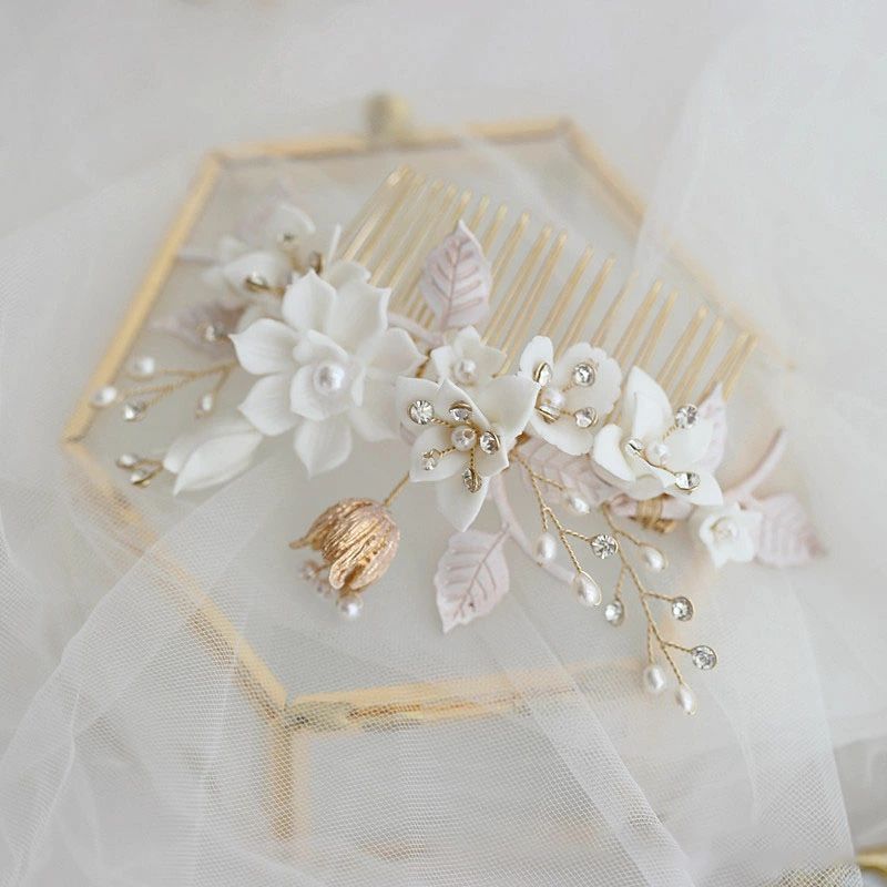 ウェディングヘッドドレス ビジュー 花 フラワー ヘアコーム 結婚式 髪飾り 前撮り 二次会 発表会 演奏会 ブライダル パーティー 花嫁小物 披露宴 着物 ウエディングヘアアクセサリー 結婚式アクセサリー ヘッドアクセ 和装 卒業式 成人式 海外挙式 後撮り ゴールド