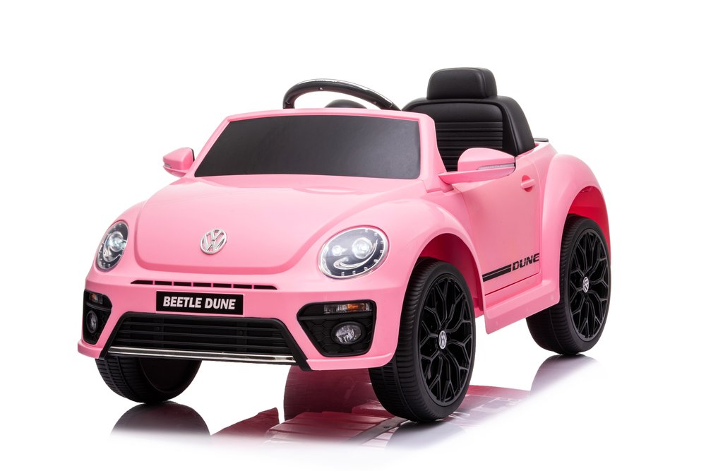 【商品詳細】 電動乗用ラジコンカー　　フォルクスワーゲンビードル（製品情報 ） 商品名 電動乗用玩具 モーター 25W モーター バッテリー 6V4AH 使用年齢 2〜8歳（運転操作：3歳〜） カラー ピンク 充電器 電気用品安全法（PSEマーク）認定品 商品状態 新品、未使用。 　　　　　　　　　　　　　　　　　　　おしゃれでかわいいクラシックなスタイル 対象年齢：3~8歳 耐荷重：30kg スピード：1.2-1.8-2.5km/h 充電式　マルチ機能：　サウンド機能付き　ドアロック付き　 ペダルとハンドルで簡単操作 コントローラー操作でお子様が安心・安全 フォルクスワーゲンからエンパワーメントを取得します。 正規ライセンス商品で、本格的外観に多彩な機能を満載します。 【セールスポイント】【飽きない機能満載】Bluetooth：無線で音楽を流す ラジオ 内蔵された音楽を再生する。 ※音楽は英文の曲です。 うさぎとかめボタン:スピードが上がる/下がる。 ライト点灯→点滅→消灯。 USBインターフエース:USBメモリに入れた音楽を流す。 ※スマートフオンなどのUSB ケープルでは音楽を流すことはできません。 端子:充電できる。充電時間：約8〜12時間。フル充電後1〜2時間使用可能。 バッテリー残量【お子様にも簡単に操作する】電源ボタンを押してスタート！ ハンドル操作で左右回転！ ホーンボタン：押すとサウンドが鳴ります。 ペダルを踏んで前進/後退 前進/停止/後進切替レバー コントローラー操作でき、ママも安心！　【スピードは調整可能】低速：1.2km/h 中速：1.8km/h 高速：2.5km/h 大人がコントローラーでスピードを調整できます。【本格的外観に多彩な機能を満載します】ドアロック付き/本格的なホイール/座席＆シートベルト/ミラー付き/フットペダル LEDライト【安心・安全】当店の電動乗用カーは電波法と電気用品安全法適合の商品です。電波法に従って技適マークを取得しています。PSEマークを取得しています。 また、EN-71などの安全性テストに合格し、当店の電動乗用カーはお子様に頼もしい製品です。【材質】Plastic【サイズ】98 x 50.5 x 29.5 cm【重量】11.5 kg