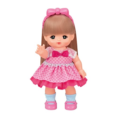 メルちゃんお人形セット 対象年齢:3歳以上 セット内容:ロングヘアメルちゃん(パンツ付)、ワンピース、くつした、くつ、カチューシャ、くし、ヘアゴム2個、リボンクリップ、はじめてBOOK いろいろなヘアアレンジが楽しめるロングヘアメルちゃんがリニューアル。ヘアパーツを使っていろいろな髪形に可愛くアレンジしよう。大きなリボンがついたカチューシャや挟むだけの簡単クリップなど、ヘアパーツがいっぱい。おふろに入ると髪の色がピンク色に変化するよ。