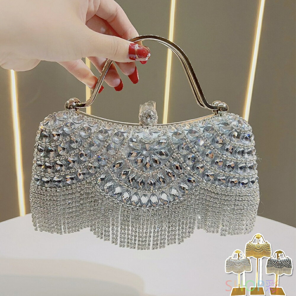 商品情報 商品名 パーティーバッグ 結婚式 バッグ ショルダー ガマ口 きれいめ きらきら かわいい 小さめ パーティーバッグ サブバッグ 上品 上質 入学式 卒業式 入園式 卒園式 ブラックフォーマル バッグ フォーマルバッグ ママ 母 ハレの日 素材 ポリエステル カラー シルバー|黒|ゴールド サイズ 各サイズの寸法については画像のサイズ表にご参照ください。 生産国 中国 包装について 環境保護の観点から、「簡易包装」を推進しております 明細書について 当店ではエコロジーと個人情報流出防止のため、ご指示の無い限り明細書を発行しておりません。 明細書を発行ご希望の場合は個別に承らせていただきます。 お手数おかけいたしますが、ご注文時に備考欄に明細書発行希望の旨、ご入力ください。 サイズについて ※日本サイズ表示ではなく、ご購入前にぜひともサイズ表をご確認ください。 ※サイズが合わない場合は交換(返品)をお承りさせて頂きます。（在庫処分の商品を除く）具体的なお手続きは店舗へお問い合わせください。 ※何かございましたら、お手数おかけいたしますが、商品到着から7日以内にご連絡をお願い致します。 在庫に関するお知らせ 万一、タイムラグで商品の品切れ等によりお届けできない場合、 またはお届けが遅れる場合がございます。 その際には当方よりメールにてご連絡を差し上げま すが、あらかじめご了承下さいますようお願い致します。 注意 ※製品品質向上、または製造時期により、予告なくデザイン及び仕様を変更する場合がございます。 ※生産過程におきまして、若干のサイズ誤差、個体差が生じる場合がございます。 ※機械による生産過程におきまして、どうしても生地を織る際の糸の継ぎ目、多少のほつれや汚れなどが生じている場合がございます。 ※サイトに掲載されている商品は、撮影の照明、またパソコンなどの環境により、画像と実際の商品の色味が多少異なる場合がございます。 ※生地のカッティングにより画像と異なる場合がございます。同商品、同色におきましても色(染料)やロットによって伸縮性・伸び率が異なる場合がございます。 ※プリント生地の商品については、生地の裁断・縫製方法により写真と同様の柄が出ない場合がございます。 ※生地の特性上、やや匂いが強く感じられるものもございます。数日のご使用や陰干しなどで気になる匂いはほとんど感じられなくなります。 ※商品によってはシワが付きやすく、畳みジワ、折りジワなどが強く出る場合がございます。 ※発送上の状態によって商品がシワになる場合がございます。予めご了承くださいませ。 ※本製品は輸入品のため、物流運送の都合により、多少シワや凹み、スレや汚れなどがある場合がございます。 ※検品のため弊社にてパッケージを開封する場合がございます。 ※パッケージは予告無く変更になる場合がございます。 ※本製品を利用したことによる、直接もしくは間接的に生じた損害、破損について当店は一切の責任を負いません。 ※※ベルト、飾りやインナーなどは含みません。 検索キーワード 男性 メンズ 女性 老人 通学用 通勤 かわいい キャップ 大人用 女性 ジュニア 高校生 かっこいい 中学生 女の子 レディース メンズ 成人 プレゼント ギフト 恋人 友達 父 母 プレゼント ギフト 敬老の日 セール 家庭用 ホワイトデー 実用的 成人の日 成人式 バレンタイン バレンタインデー ホワイトデー 卒業式 入学式 母の日 父の日 敬老の日 クリスマス Xmas 誕生日 還暦祝い お祝い 合格 ギフト プレゼント 母の日ギフト 父の日ギフト 父の日 御中元 お中元　 　