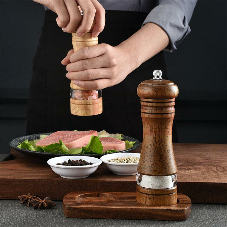 【商品コード】：y557447 【カラー】：イエロー、コーヒー 商品サイズ：6インチ：5.2CM * 5.5CM * 16.7M 製品素材：オーク+セラミック+ステンレス鋼 天然オーク木製のペッパーミルです。天然木の木目が美しい逸品です。重厚感ある木製で、質感にこだわりましたペッパーミル。スタイリッシュでキッチンや食卓、レストランのテーブルに常置してもお しゃれな雰囲気を作るミルです。 調味料挽き、セラミック刃は、食材本来の風味を損なわない。好みや料理に合わせて、粗さを調節できます。ミルの底の蓋を外せば、粗さ調節用ネジが見えます。ネジを左右に回すだけで、粗ひきと細ひきでの転換ができます。 セラミックグラインダーブレードの設計なので、結晶塩、胡椒などと有毒プラスチック接触を避ける。スパイスの風味を保つことが実現！新鮮な粒胡椒、岩塩、花椒、ブラックペッパーなどを楽しむことができ、精密なセラミック研削仕組みです。 耐磨耗性に優れたセラミック刃で挽けて いつでも挽き立ての香りの良い胡椒を楽しめます。【商品コード】：y557447 【カラー】：イエロー、コーヒー 商品サイズ：6インチ：5.2CM * 5.5CM * 16.7M 製品素材：オーク+セラミック+ステンレス鋼 天然オーク木製のペッパーミルです。天然木の木目が美しい逸品です。重厚感ある木製で、質感にこだわりましたペッパーミル。スタイリッシュでキッチンや食卓、レストランのテーブルに常置してもお しゃれな雰囲気を作るミルです。 調味料挽き、セラミック刃は、食材本来の風味を損なわない。好みや料理に合わせて、粗さを調節できます。ミルの底の蓋を外せば、粗さ調節用ネジが見えます。ネジを左右に回すだけで、粗ひきと細ひきでの転換ができます。 セラミックグラインダーブレードの設計なので、結晶塩、胡椒などと有毒プラスチック接触を避ける。スパイスの風味を保つことが実現！新鮮な粒胡椒、岩塩、花椒、ブラックペッパーなどを楽しむことができ、精密なセラミック研削仕組みです。 耐磨耗性に優れたセラミック刃で挽けて いつでも挽き立ての香りの良い胡椒を楽しめます。