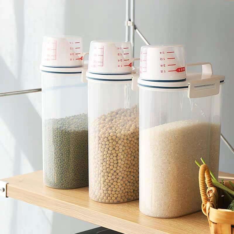 Food Stocker, Container - 【送料無料】フードストッカー 2.5L 保存容器 餌収納 計量カップ付 目盛り付き シンプル 密閉 大容量 防湿 乾燥 食品級PP材質 無毒無味 保存容器 密閉容器 透明ストッカー 持ち運びやすい 貯蔵タンク 密閉ペットフードストッカー 保存ケース 犬 猫餌 猫用犬用 ペット用品