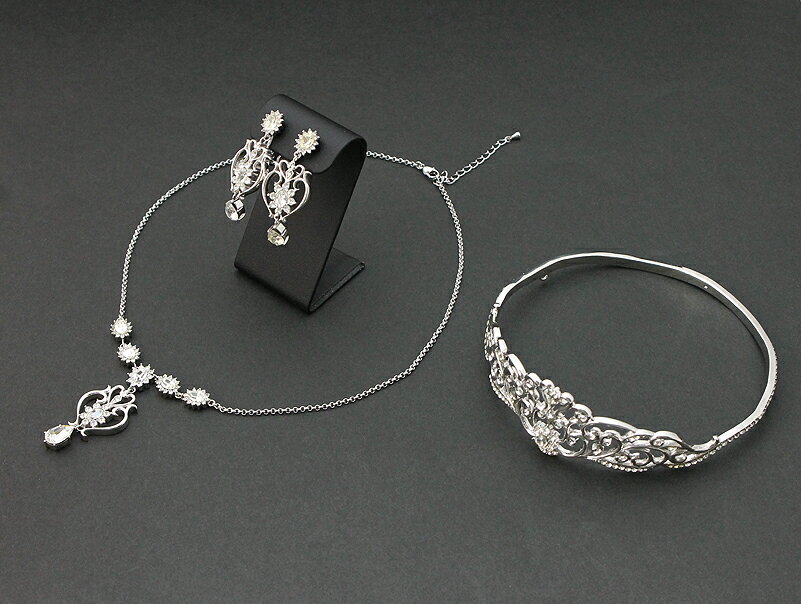 【送料無料】サマンサ ティアラ・Smantha Tiara・ブライダル ティアラ ネックレス イヤリング セット・ ノベルティ・イヤリング ネジバネ式【中古】