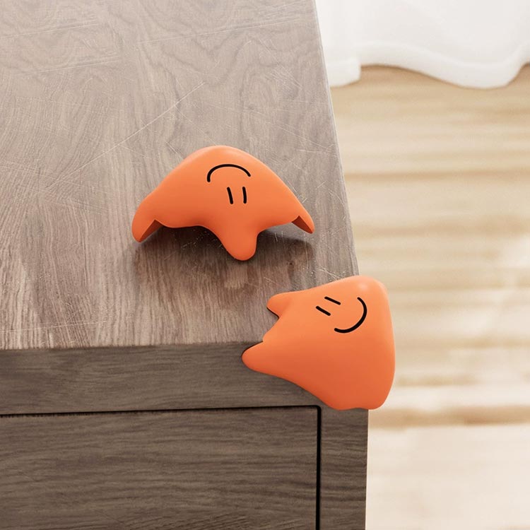 コーナーガード 4個セット かわいい コーナークッション 赤ちゃん ベビー 子供 けが防止 転倒防止 安全グッズ やわらか シリコン 衝撃吸収 テーブル 家具 角カバー 机 カド対策 剥がせる L型 ベビーガード おしゃれ セーフティグッズ こども 幼児 保育園 幼稚園 送料無料