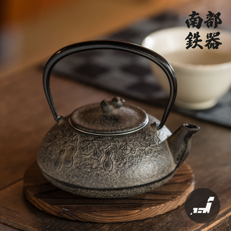 【池永鉄工】日本の鉄と共に歩むこと80年以上。池永鉄工は日本の鉄を世界へご紹介してまいります。大阪で80年以上鉄製品を売り続ける会社です。鉄瓶の他、かき氷器や、キッチンツールなども制作しております。沸かすことで鉄分が溶け出し、まるやかなお湯を作る鉄瓶と、鉄鋳物ならではの保温性で、お茶を温かく保つ急須。ゆったりと淹れた一杯で、ほっとするひとときを。【縦×横×高さ(cm)】12.5×14×12.7【底径(cm)】?【重さ(kg)】0.8【容量(L)】0.4【IH対応】×【生産地】南部関連商品アサヒCB546S 食楽工房 後手急須 ストレーナー付 JAN:499...鉄瓶 菊花 0.6L 南部鉄器 鉄瓶 おしゃれ 鉄分補給 鉄器 鉄分 ...敬老の日 アサヒ CB526S 食楽工房 横手急須 ストレーナー付 J...7,930円13,750円7,070円アサヒCB547 食楽工房 長茶匙 JAN:4995284507139...鉄瓶 ブランニューケトル 1L 南部鉄器 鉄瓶 おしゃれ 鉄分補給 鉄...鉄瓶 楓 2L 南部鉄器 鉄瓶 おしゃれ IH対応鉄分補給 鉄器 鉄分...1,740円19,990円29,990円及春鋳造所 南部鉄器 急須 手まり 0.5L ティーポット 茶こし付き...及春鋳造所 南部鉄器 急須 千筋 0.7L ティーポット 茶こし付き ...essence of life 西海陶器 agasuke 急須波佐見焼...7,700円8,500円6,050円