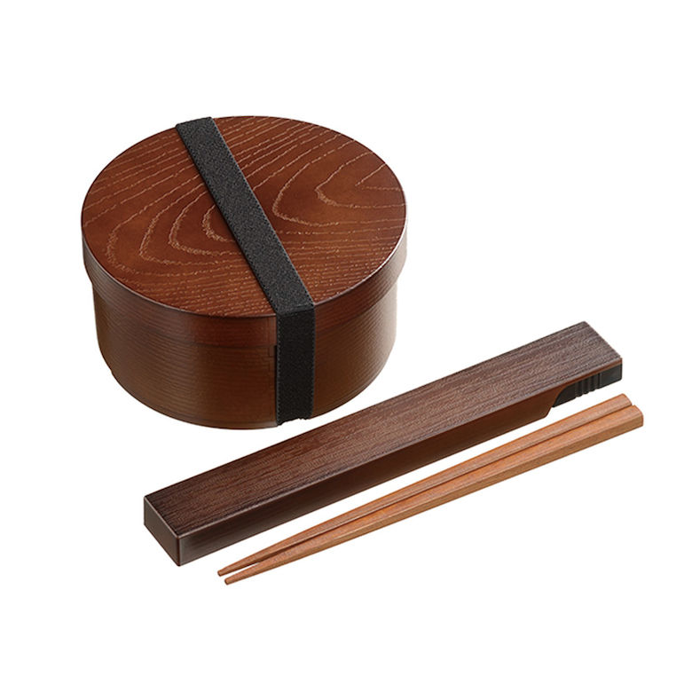 【商品情報】●電子レンジで温め直しOK！●食洗機対応でお手入れしやすい(中蓋は電子レンジ・食洗機非対応)。●ゴムバンド付き。■丸型【商品仕様】●商品サイズ：弁当箱/直径127×62mm(容量:500ml)、箸ケース/197×27×14mm、箸/180mm●商品重量：弁当箱/123g、箸ケース/46g、箸/12g●材質：本体・上フタ/PET・ABS樹脂(山中塗り加工)、中フタ/ポリエチレン、ゴムバンド/天然ゴム・ポリエステル、箸ケースフタ/ABS樹脂(山中塗り加工)、箸ケース本体/ABS樹脂、箸/天然木●備考：本体・上フタ/耐熱温度140度・耐冷温度-30度、中フタ・箸ケースフタ・箸ケース本体/耐熱温度80度・耐冷温度-20度■小判型【商品仕様】●商品サイズ：弁当箱/165×106×56mm(容量:500ml)、箸ケース/197×27×14mm、箸/全長180mm●商品重量：弁当箱/185g、箸ケース/46g、箸/12g●材質：本体・上フタ/PET・ABS樹脂(山中塗り加工)、中フタ/ポリエチレン、ゴムバンド/天然ゴム・ポリエステル、箸ケースフタ/ABS樹脂(山中塗り加工)、箸ケース本体/ABS樹脂、箸/天然木●備考：本体・上フタ/耐熱温度140度・耐冷温度-30度、中フタ・箸ケースフタ・箸ケース本体/耐熱温度80度・耐冷温度-20度■長角型【商品仕様】●商品サイズ：弁当箱/155×85×61mm(容量:520ml)、箸ケース/197×27×14mm、箸/全長180mm●商品重量：弁当箱/130g、箸ケース/46g、箸/12g●材質：本体・上フタ/PET・ABS樹脂(山中塗り加工)、中フタ/ポリエチレン、ゴムバンド/天然ゴム・ポリエステル、箸ケースフタ/ABS樹脂(山中塗り加工)、箸ケース本体/ABS樹脂、箸/天然木●備考：本体・上フタ/耐熱温度140度・耐冷温度-30度、中フタ・箸ケースフタ・箸ケース本体/耐熱温度80度・耐冷温度-20度【種類】丸型 | 4972940486670小判型 | 4972940486687長角型 | 4972940486694関連商品カクセー 曲げわっぱ風弁当箱 丸型 小判型 長角型 茶 ブラウン TW...薄型 弁当箱 抗菌 フードマン FOODMAN おにぎり 1段 食洗器...盛り付けしやすい 弁当箱 ドームマン 400 600 ブルー ピンク ...1,440円1,940円1,820円薄型 弁当箱 抗菌 フードマン FOODMAN 1段 食洗器対応 レン...カクセー 曲げわっぱ風弁当箱 箸と箸ケースのセット 丸型 小判型 長...薄型 弁当箱 抗菌 フードマン FOODMAN 1段 食洗器対応 レン...1,850円2,200円1,750円薄型 弁当箱 抗菌 フードマン FOODMAN 1段 食洗器対応 レン...薄型 弁当箱 抗菌 フードマン FOODMAN おにぎり 1段 食洗器...カクセー MINDFREE -マインドフリー- ステンレスボトル 55...1,750円1,740円1,950円