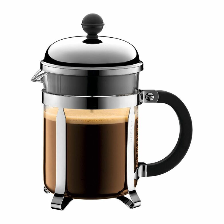 CHAMBORD シャンボール フレンチプレスコーヒーメーカーで、最高のコーヒーを。フレンチプレスは、シンプルな抽出方法とコーヒー本来のピュアな味わいで、世界中のコーヒー愛好家に愛されています。ボダムのフレンチプレスの原点である最高のコーヒーメーカー、それがCHAMBORDです。CHAMBORDはボダムの代表的存在であり、ボダムの代名詞です。フレンチプレスの原型は、戦前にイタリア人のアッティリオ・カリマーニがフレンチプレスの基本原理を開発した時に遡ります。ボダムの創業者であるピーター・ボダムは、1970年代に独自のフレンチプレスの開発に着手していましたが、ドーム型フレンチプレスを製造していたMelior-Martin社を1991年に買収したことが、現在多くの人々に知られ、愛用されているクラシックなCHAMBORDの開発につながりました。ボダムのフレンチプレスの紛れもない原点であるCHAMBORD。時代を超越したデザインが愛されるこのコーヒーメーカーは、世界中の愛好家の期待に応え、今も変わらぬ優れた職人技を用いて製造されています。環境にやさしい方法でコーヒーが淹れられるフレンチプレスは、Make taste not waste（無駄を省いて美味しさを作る）というボダムの信条を象徴する存在です。【商品説明】コーヒーの味とアロマを最大限に引き出すボダムの代表的なフレンチプレスコーヒーメーカー。フレンチプレスは、最もコーヒー豆の成分を抽出するのに適した92℃~96℃のお湯の温度を目安に、ゆっくりと豆の膨らみを確かめるようにお湯を注ぐことで、コーヒー豆の旨みや香り、おいしさに必要な豆の油分(コーヒーオイル)を余すことなく抽出します。コーヒー豆本来の味が最大限に引き出された豊かな味わいのコーヒーをお楽しみください。【主な仕様・特長】■本体には、汚れがつきにくく、耐熱性に優れ、コーヒー本来の風味を変化・劣化させないホウケイ酸ガラスを使用。■フレームとリッドは耐久性のあるステンレス製。何度もクロムメッキを施すことで、長年の使用に耐えうる耐久性と光沢を実現。■握り心地が良く、クラシックな印象のデザインが美しいハンドルは、マット仕上げのポリプロピレン製。■コーヒーを注ぐ際に挽いた豆がこぼれ出るのを防ぐステンレス製プランジャー。■ペーパーフィルターやプラスチックカプセル不要の、環境にやさしいコーヒーメーカー。■使いやすく、お手入れも簡単。【商品サイズ】■幅16.6×奥行10.5×高さ19.0cm【商品重量】■517g【素材】■耐熱ガラス・ステンレススチール・ポリアセタール・ポリプロピレン【耐熱・耐冷温度】■耐熱ガラス(耐熱温度差120℃)、ポリアセタール(耐熱温度100℃/耐冷温度-20℃)、ポリプロピレン(耐熱温度100℃/耐冷温度-20℃)【満水容量】■0.5L(17oz)【原産国】■ポルトガル【付属品】■コーヒー豆計量スプーン付き【仕様】■食器洗浄機、乾燥機使用可能(塗装仕上げ、メッキ仕上げのタイプを除く)【その他】初めて使用される前に、洗剤とぬるま湯で洗い、しっかりと乾かしてください。使用後は洗剤とぬるま湯で洗うか、食器洗浄機／乾燥機をご使用ください。【その他】全てのコーヒー／ティーメーカーは、ヨーロッパのカップサイズ（1カップ＝約120cc）を基本としています。【bodum ボダム】「シンプルで美しいデザインと高い機能性」1944年創業、北欧デンマーク生まれのキッチンウエアブランド。長年受け継がれるデザインポリシーに基づいた商品は世界のデザイン賞を数多く受賞。デザインだけでなく実用性に優れた商品は、世界55か国にまで広がり毎日の食卓で料理や素材の美味しさを引き立てています。関連商品bodum ボダム シャンボール 1928-16 フレンチプレスコーヒ...bodum ボダム シャンボール 1923-16 フレンチプレスコーヒ...bodum ボダム ケニヤ 10683-01 フレンチプレスコーヒーメ...6,600円4,400円3,850円bodum ボダム コロンビア 11055-16 ダブルウォール フレ...bodum ボダム コロンビア 1308-16 ダブルウォール フレン...bodum ボダム トラベルプレスセット K11102 フレンチプレス...12,100円13,200円3,300円bodum ボダム アッサム 1805-01 ティープレス 1.0L ...bodum ボダム ケニヤ フレンチプレスコーヒーメーカー 1.0L ...bodum ボダム トラベルプレス K11067 フレンチプレスコーヒ...5,500円5,100円4,950円