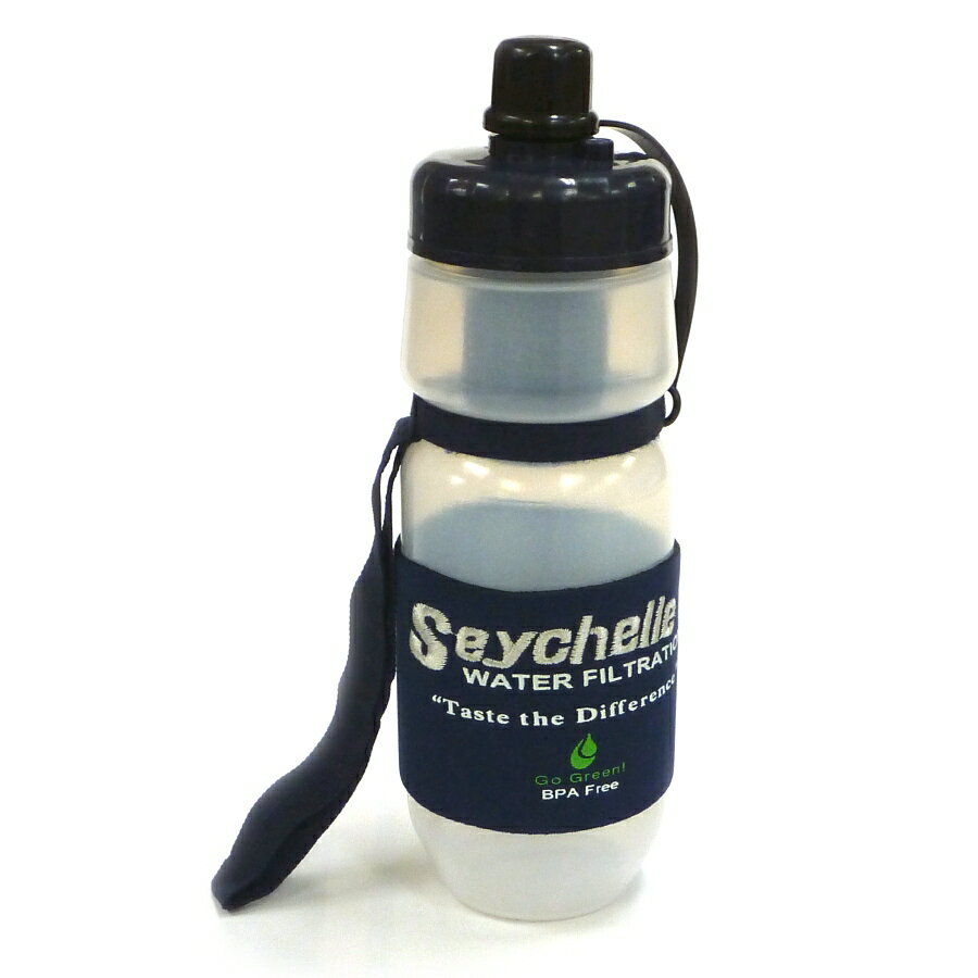 Seychelle 携帯浄水ボトル PTはプルトップタイプの携帯ボトル浄水器。 吸い口のキャップ部を引き上げ、ボトルを逆さまにして飲むスポーツタイプ。 コップに出すことも容易で他の人々へ配ることもできます。 フィルター交換可能で総浄水容量約380リットル。 毎日1リットル連続使用で約1年分のろ過能力。 高性能にして高い汎用性を誇る浄水フィルターボトルです。 この1本で水の確保は万全！世界最高水準の不純物除去率！（最大99.99%） バクテリアはもちろん、トリハロメタン、ヒ素、ホルムアルデヒド、放射性物質（セシウム134・137）までを除去する魔法のボトル！ アウトドア・緊急災害時で大活躍。井戸水、風呂水、トイレタンクの水、プールの水、川、池、湖、不安な海外の水が浄水でき安全・安心の水を提供します。 国際赤十字・米国州警察・英国海軍・NATO 他多数 公式採用 Seychelle 携帯浄水ボトル PTはこんなときにお役に立ちます ●災害発生時 ・・・ 災害による断水時の飲み水確保 地震・津波・大雨等で避難した際の飲み水確保 ●海外・国内旅行時 ・・・ 海外はもちろん、国内の旅先でも生水が心配なとき ●スポーツ・アウトドア ・・・ 登山やキャンプで 水道が近くに無いとき スポーツ選手の水分補給に ●学校・外出時・料理等 ・・・ お子様の学校用やお出かけ時の水筒に 普段のお茶や料理の水に 【携帯浄水ボトル PT 製品仕様】 高さ：228mm 直径：80mm 空重量：129g 容量：600ml ろ過能力： 約380リットル(通常の飲料水利用の場合) 　　　※浄水能力は使用する原水により異なります 素材：ボトル/ポリエステル、トップキャップ/ポリプロピレン、ポペットキャップ/ポリエチレン、フィルタ/活性炭、カバー/ポリウレタン 【使用上のご注意】 ● 通常は常温の一般飲用水（フィルター適正温度：5℃〜37℃）を使用してください。 ● 海水など、塩分が含まれた水には使用しないでください。 塩水を使用するとフィルター寿命が著しく短くなります。 ● 魚類などが生息できない生活排水・工業排水などが含まれた水、意図的に有害物質を混ぜた水、水以外の液体(油分など)には使用しないでください。 ●スクリュー栓を硬く締めないと、圧力をかけた際に水漏れの原因になります。 ●飲み口の横に弁付きの空気穴がありますが、吸引時にそこから多少の液体漏れが発生いたします。また、横にしたりさかさまにした状態で持ち運びをしますと、内部の液体が漏れる場合がございます。ご了承のうえお買い求めをお願いたします。 ＜専用交換フィルター＞ [gdx]