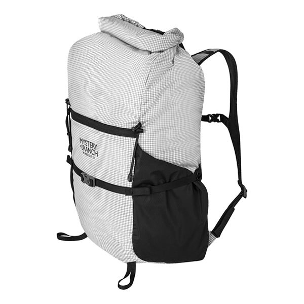 MYSTERYRANCH ミステリーランチ インアンドアウト25 は、折り畳み式でコンパクトになる軽量なバックパックです。 旅行のサブバッグとして、または登山時の軽量で耐久性のあるパックとして、さらにはスタイリッシュにアウトドアミックスコーディネートを楽しむ街使いとしても、シームレスに活躍します。 インアンドアウトは18（14.9L）と25（28.5L）の2サイズ展開で、あなたのニーズに合わせてサイズを選ぶことができます。 インアンドアウト25（28.5L）はメインコンパートメントはロールトップ仕様で耐候性に優れており、容量によるサイズ調整が柔軟に行えます。 また、荷物の多い時にはトップの部分を伸ばし、トップの左右のバックルとフロントの左右のコンプレッションストラップを固定することで、圧縮しつつ容量を増やして使用することができます。 フロントのコンプレッションストラップは、使用しない場合にはすぐ外せる仕様になっています。フロントポケットに収納でき、旅行の際のサブバッグとして持ち運ぶことができます。 ●特徴 ・小物入れとしても使用できるフロントポケットに、本体を収納可能 ・ドローコードで水筒が落ちないように固定できるサイドのウォータボトルポケット ・フロントのトレッキングポールループ ・フロントのコンプレッションストラップ ・背面のハイドレーションポート ・内部のハイドレーショントグルと、スリーブ ・軽量で通気性の高いショルダーパットと取り外し可能なチェストストラップ ■SPEC■ ・サイズ：H50cm×W25cm×D23cm ・重量：0.4kg ・容量：25.8L ■MATERIAL■ ・100デニールロービックコーデュラリップストップナイロンMYSTERY RANCH（ミステリーランチ）*さかいやスポーツはミステリーランチの正規販売店です*