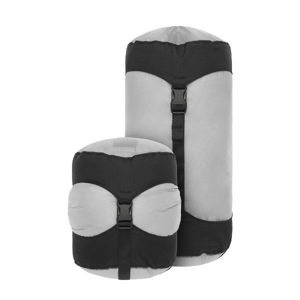 薄手の30Dウルトラシル素材を使用したコンプレッションサック。バックル付きで長めのストラップ採用しており、衣類など容量一杯まで収納してもコンパクトに圧縮します。「ギアをコンパクトに圧縮したいけれど、重量も抑えたい」ユーザーに最適。 ※画像は2個ですが製品は1個入りです。 ・2/3以下の容量にまで中身を圧縮 ・圧縮ストラップにバックルを搭載。素早いアクセスが可能に ・ストラップが絡みにくい設計 ・バックパックに滑り込ませやすい摩擦の少ない生地 ・破損時もフィールドで交換できるバックルを装備 外寸：5リットル=29.6x15.2x15.2cm 重量：5リットル=53g 素材：Bluesign®認証30D ウルトラシルコーデュラ®ナイロン + C0-PFCフリー撥水加工 用途：登山、スキーツーリング、長期の旅 耐水圧：2,000mmSea To Summit（シートゥサミット）