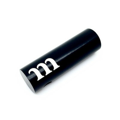 ジュラルミンを熟練の技術者が高精度な切削加工で成形したロープテンショナー。 シンプルな構造ながら使用時にロープ末端の結び目が隠れるミニマルなデザイン。 キャンパーへのプレゼントにも最適。 6個セット ■重量：5g ■素材：A2017ジュラルミン　黒色アルマイト仕上げ ■推奨ロープ径3〜4mm （細いロープは外れる可能性がありますのでご注意ください。） Made in Japan ※ロープは付属しておりません。MURACO（ムラコ）