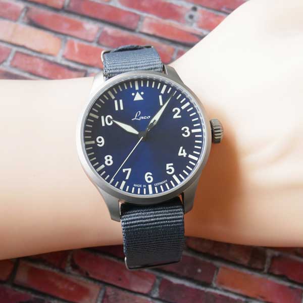 正規品【Laco　ラコ】　「ドイツ製　パイロットウォッチ」【Augsburg42 Blaue Stunde】【アウクスブルク42 ブラウシュトゥンデ】リアルミリタリー腕時計の復刻モデル　自動巻き　メンズ　ブルー文字盤　ナイロンベルト　42mmケース【862100】