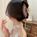 ヘアクリップ バナナクリップ ヘアアクセサリー 髪留め まとめ髪 ヘアアレンジ 風 花 フラワー チャーム 揺れる きらきら ゴールド レッド ホワイト ファッション 小物 ゴージャス デート