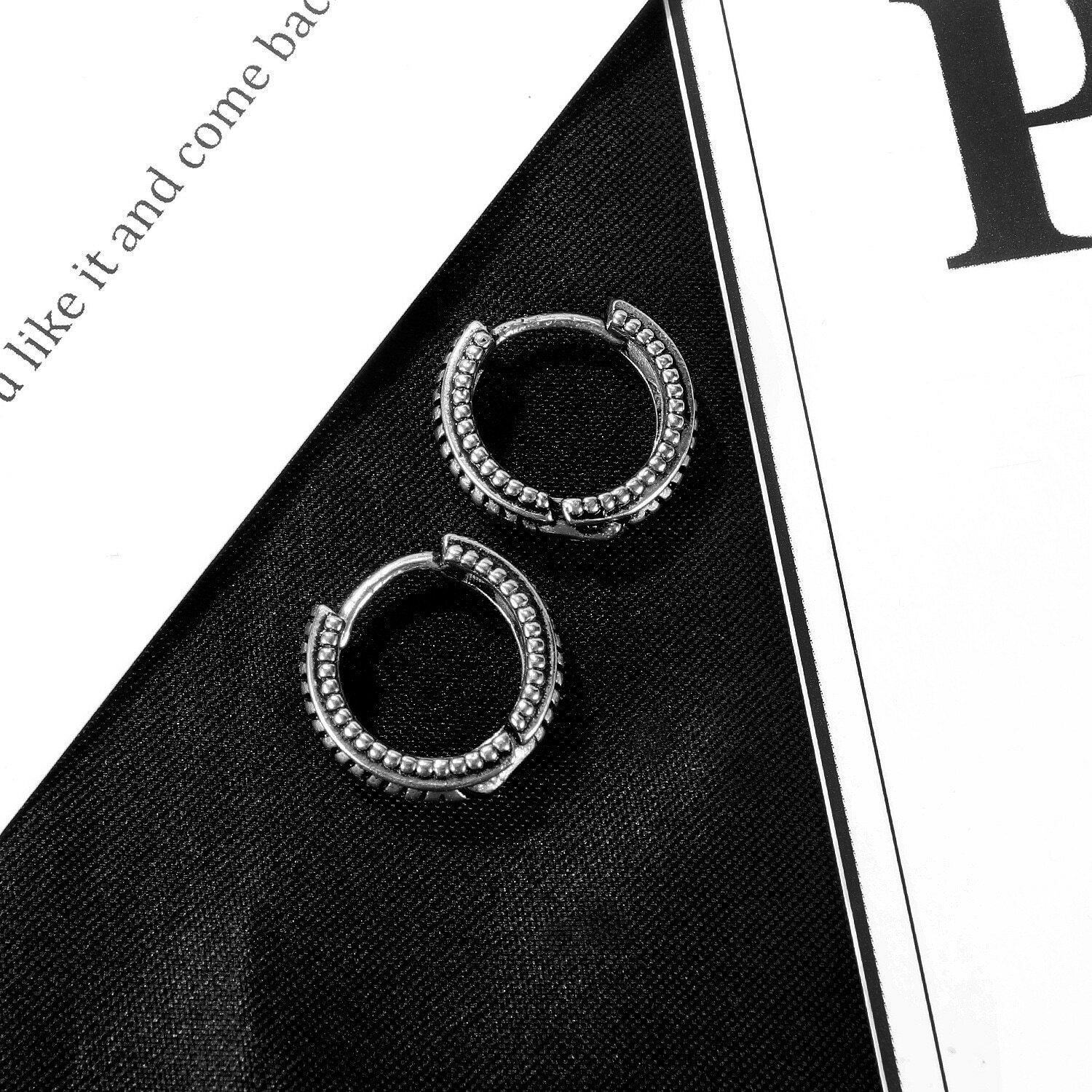 春の耳元をおしゃれに 春のピアス 人気新作ピアスメンズアクセサリー韓国时尚可愛いフープピアスレディース個性ヒップホップ風ステンレスイヤリングc形復...