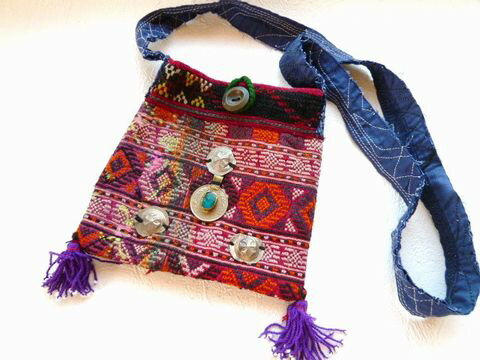 【坂元屋店主一押し】【注目の中央アジア雑貨】可愛い刺繍がお薦めトルクメニスタンの古布ハンド刺繍パッチワークポシェット【注目の中央アジア雑貨】【RCP】のサムネイル