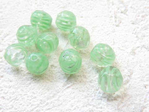 ミントグリーン ビーズブレスレット　じゅん 交差編みのビーズブレスレット（ミントグリーン×ホワイト