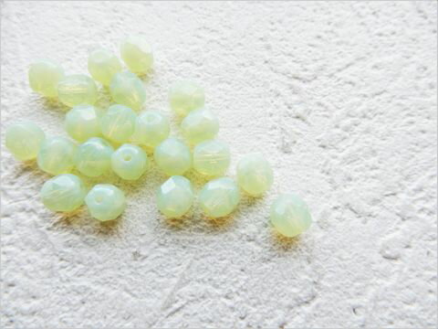 【在庫限り】本場チェコビーズ：カット：オパール・グリーン【RCP】